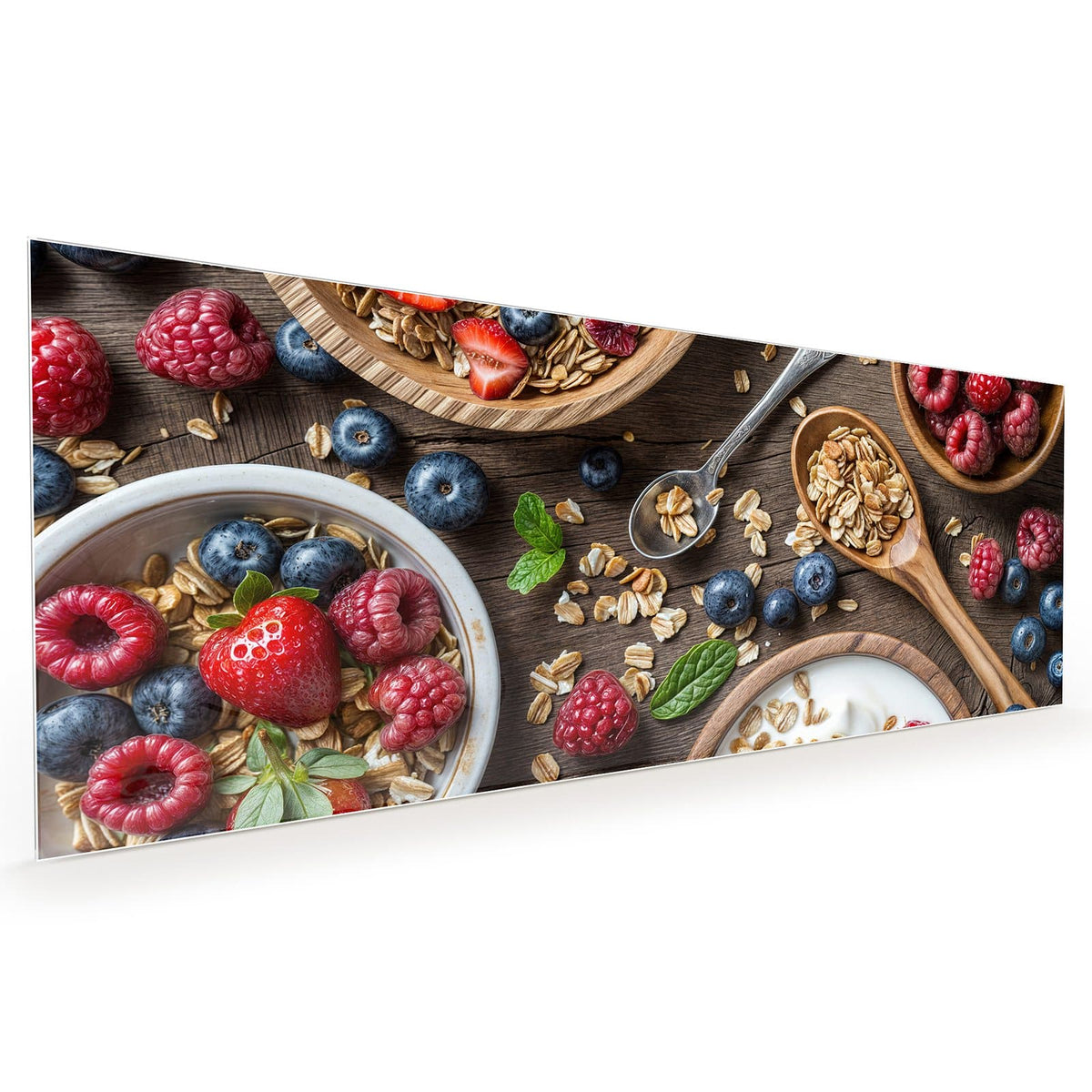 Küchenrückwand aus Glas im Hochformat mit Motiv Joghurt mit Beeren: Schale mit Joghurt, Haferflocken, Himbeeren und Blaubeeren, Holzlöffel auf Holztisch #grösse_40 x 100 cm #grösse_50 x 125 cm #grösse_60 x 150 cm