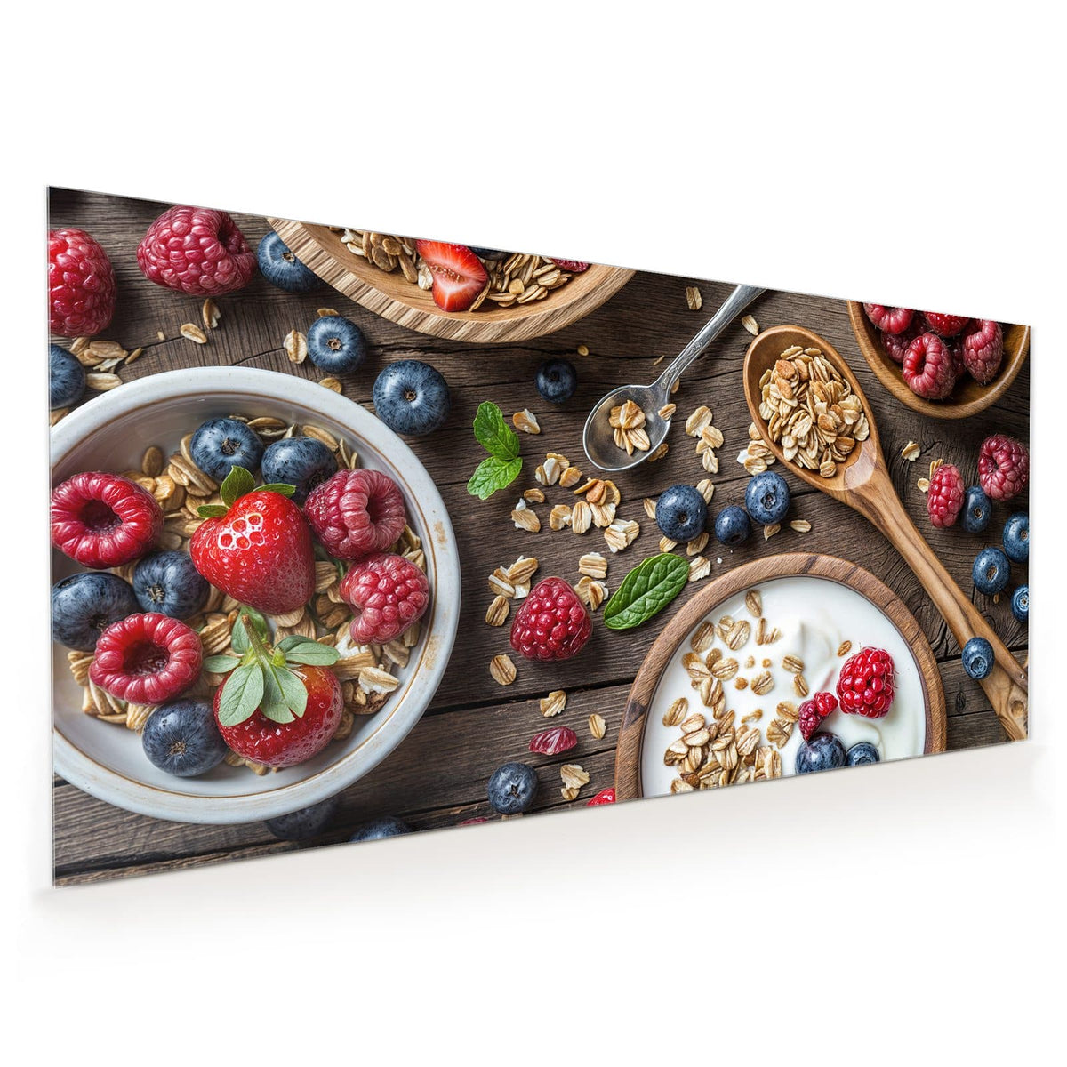 Küchenrückwand aus Glas im Hochformat mit Motiv Joghurt mit Beeren: Schale mit Joghurt, Haferflocken, Himbeeren und Blaubeeren, Holzlöffel auf Holztisch
