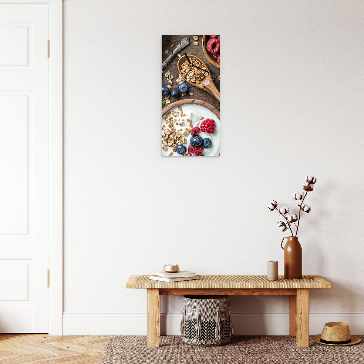 Moderne Wanduhr aus Glas mit Farbtiefe – Wanduhr Beeriges Müsli aus Glas – Hochformat 30 × 60 cm