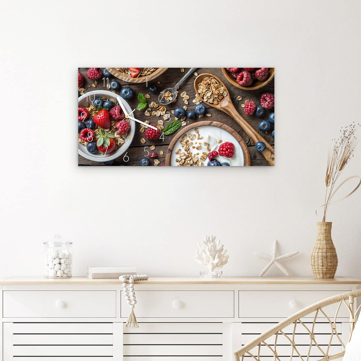 Wanduhr Beeriges Müsli aus Glas – Querformat 60 × 30 cm – Beeren, Joghurt und Haferflocken