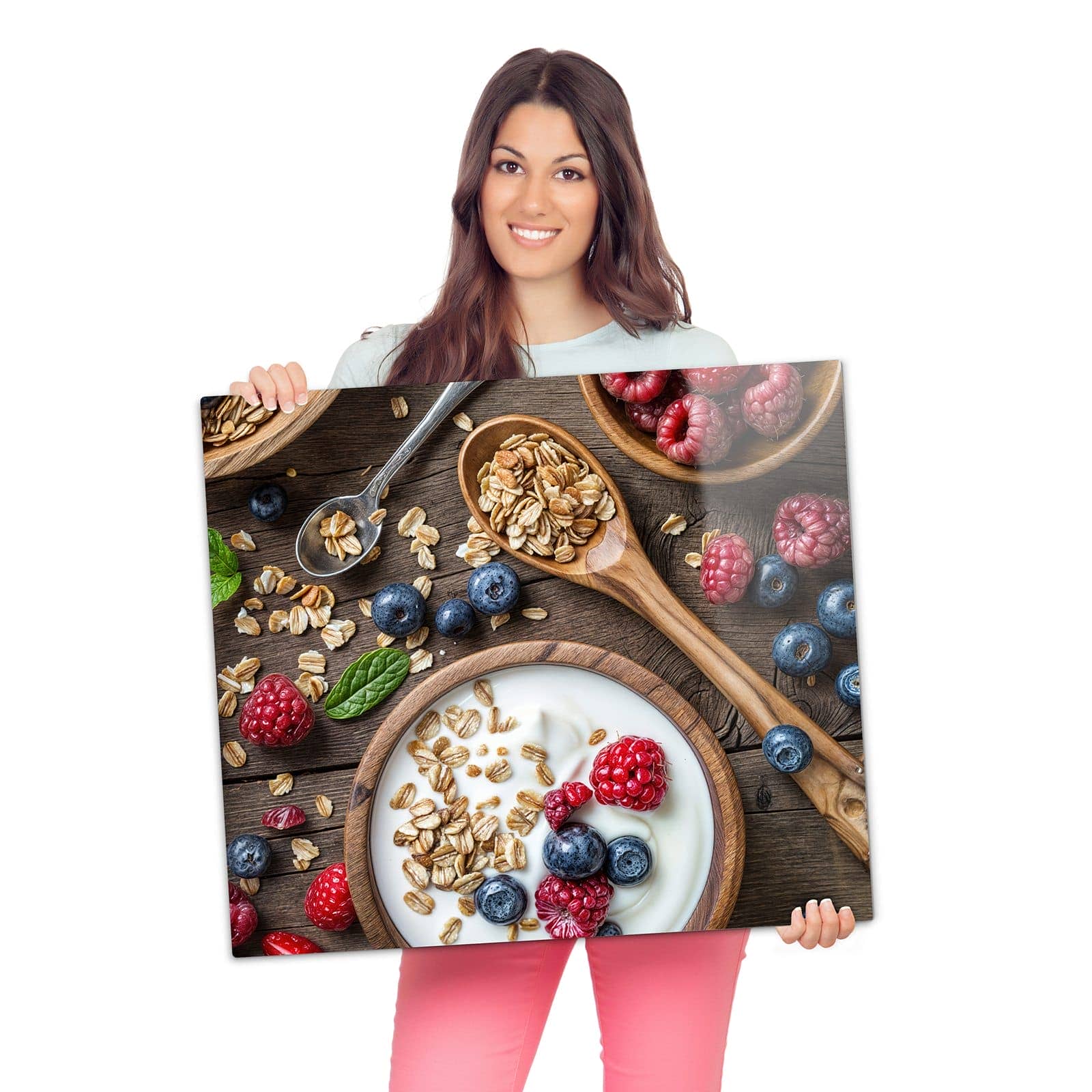 Herdabdeckplatte mit Beeriges Müsli-Motiv wird zur Größendarstellung gehalten