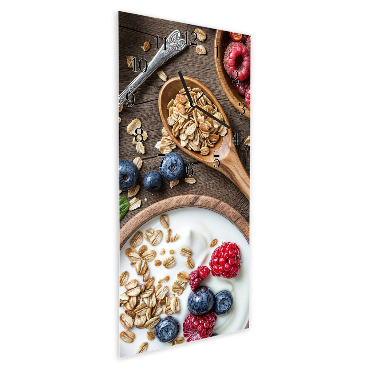 Vormontiert – mit Schwebeeffekt – Wanduhr Beeriges Müsli aus Glas – Hochformat 30 × 60 cm