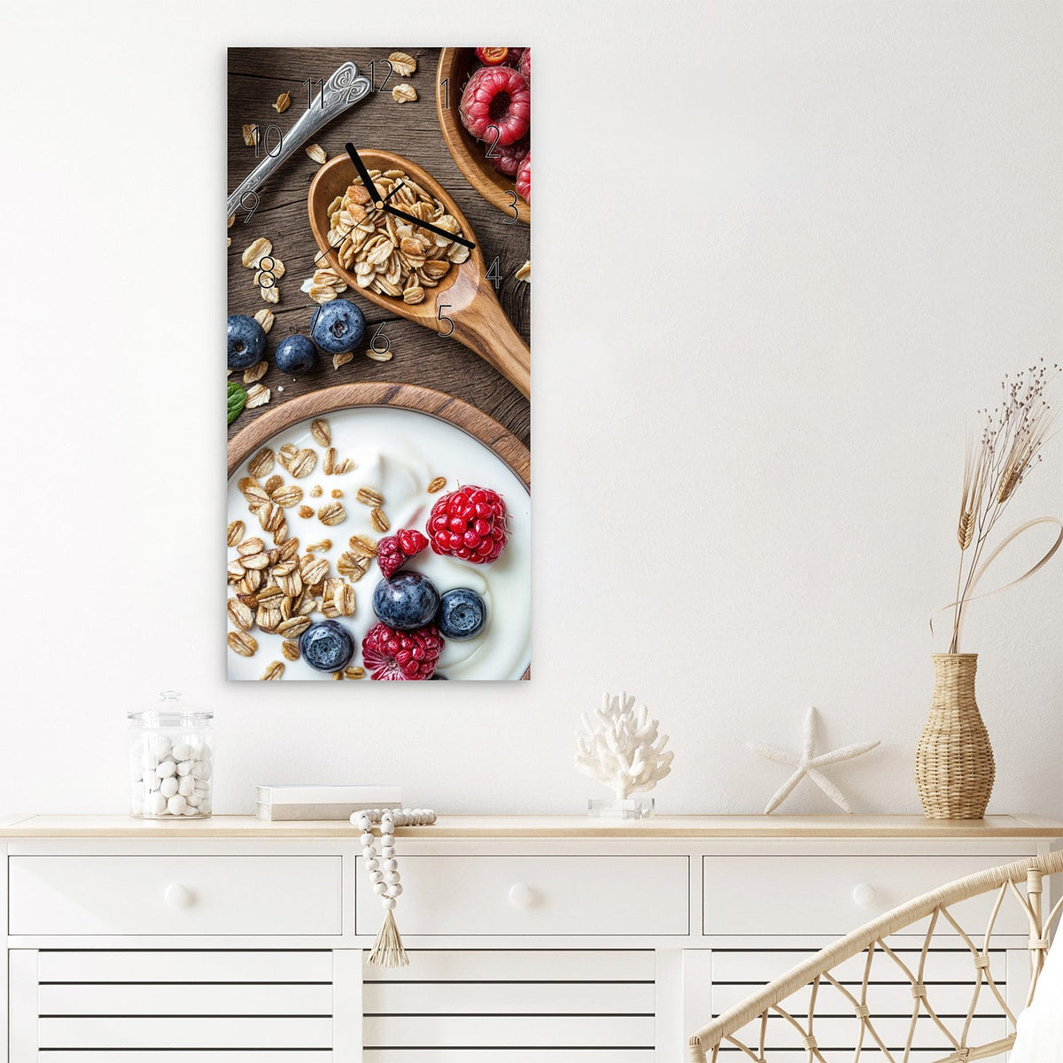 Wanduhr Beeriges Müsli aus Glas – Beeren, Joghurt und Haferflocken