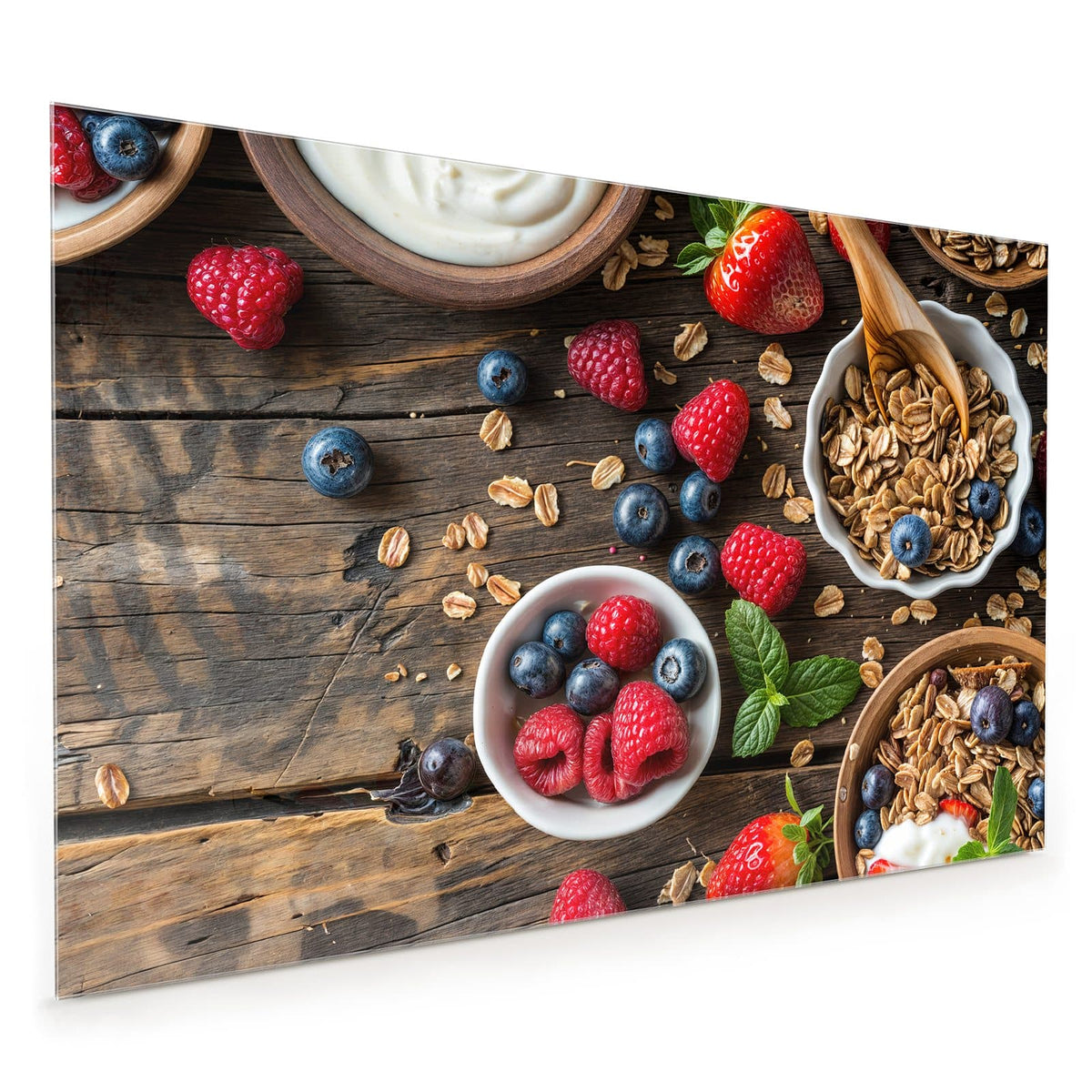 Küchenrückwand aus Glas im Hochformat mit Motiv Müsli und Joghurt: Draufsicht auf dunkles Holz: Schalen mit Granola, eine Schale Joghurt