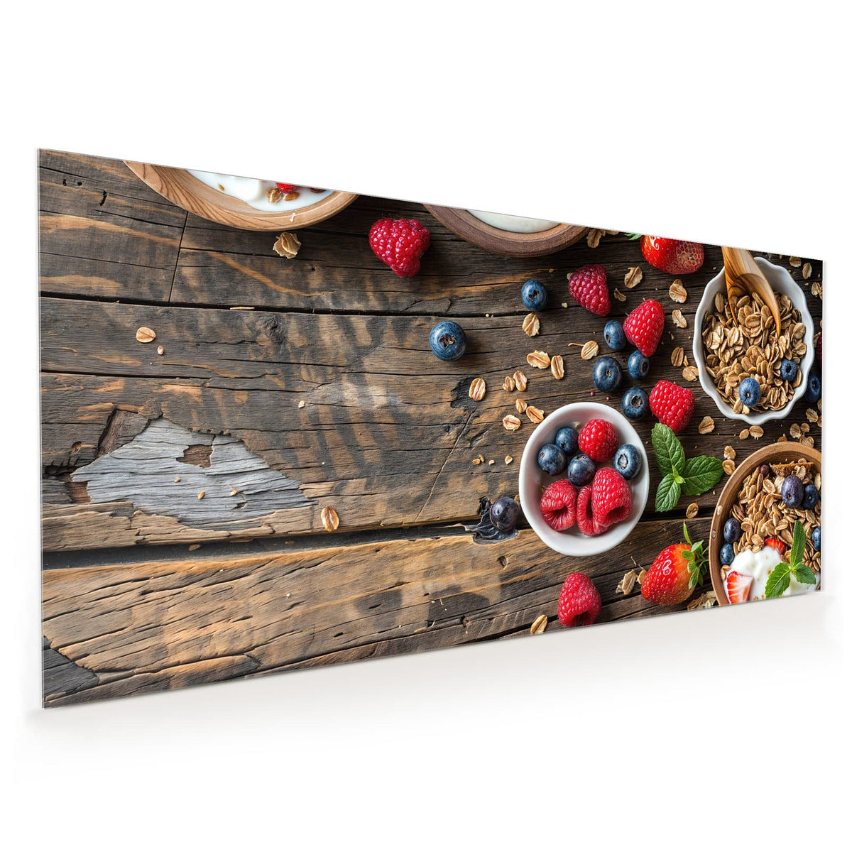 Küchenrückwand aus Glas im Hochformat mit Motiv Müsli und Joghurt: Draufsicht auf dunkles Holz: Schalen mit Granola, eine Schale Joghurt