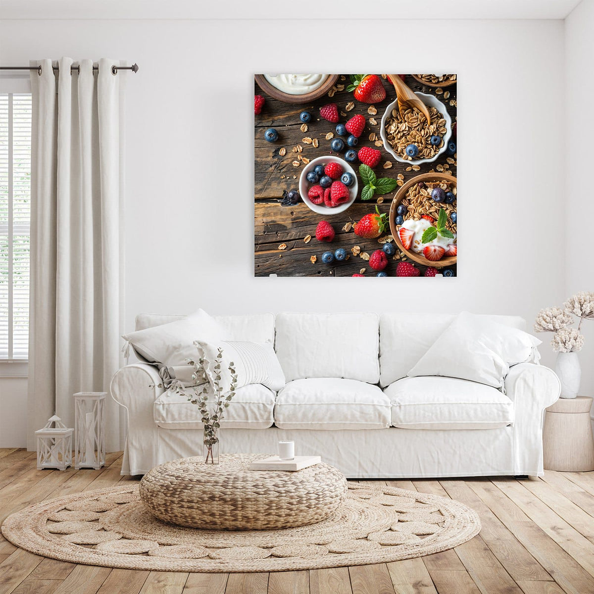 Glasbild Müsli und Joghurt an der Wand – Draufsicht auf dunkles Holz: Schalen mit Granola, eine Schale Joghurt, Joghurt mit Erdbeeren, dazu Himbeeren, Blaubeeren und Holzlöffel.