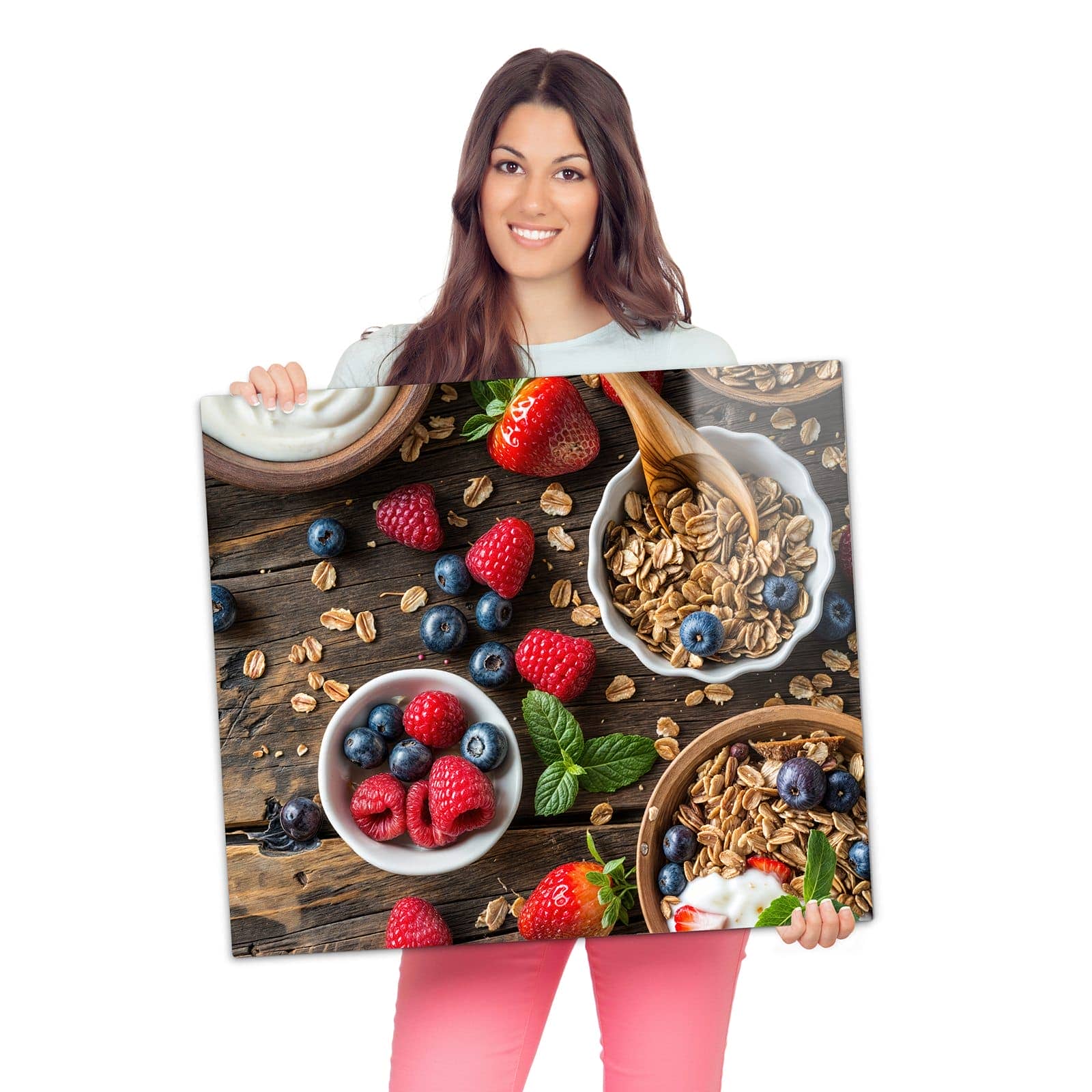 Abdeckplatte für Ceranfeld mit Frühstück Müsli-Motiv wird zur Größendarstellung gehalten