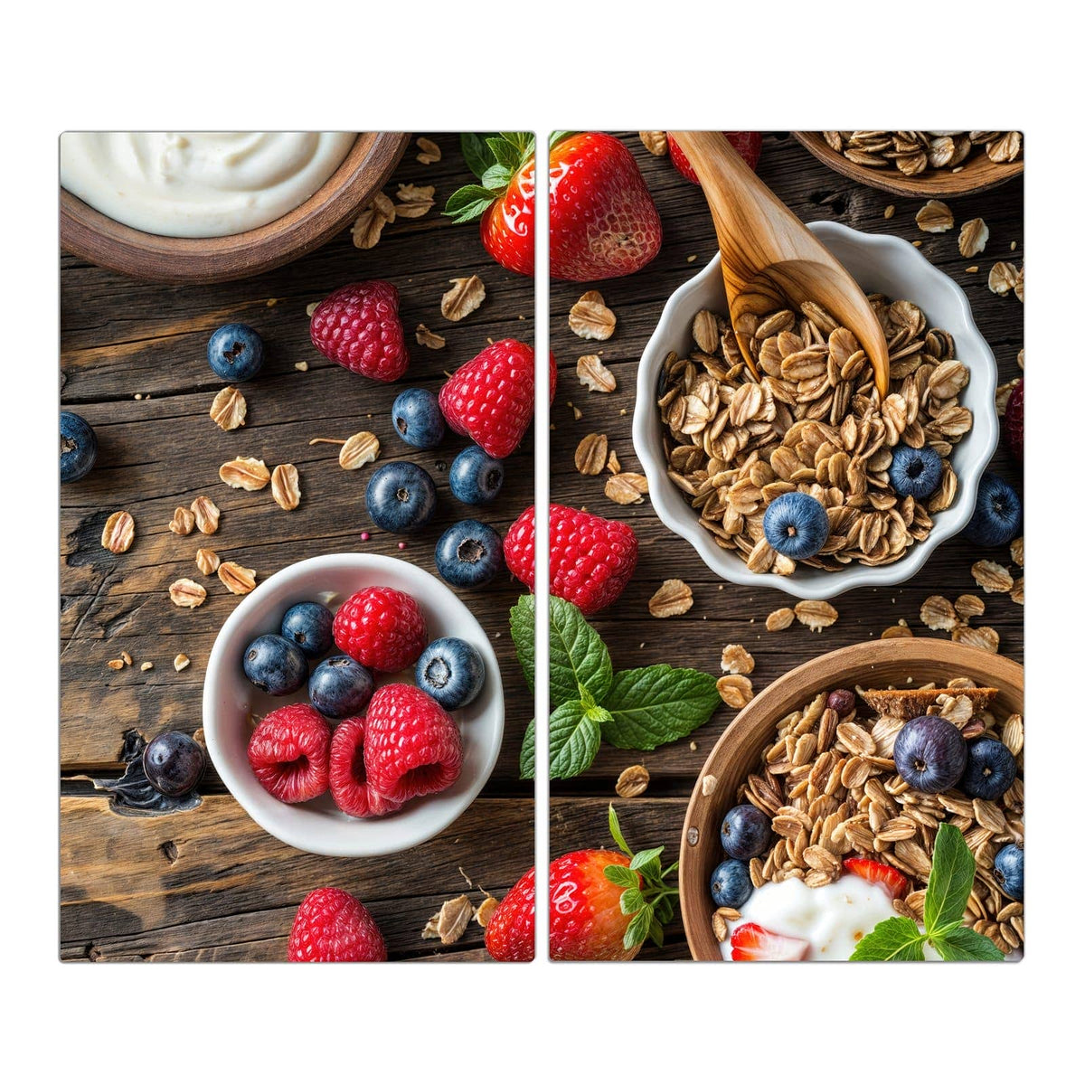 Draufsicht auf dunkles Holz: Schalen mit Granola, eine Schale Joghurt, Joghurt mit Erdbeeren, dazu Himbeeren, Blaubeeren und Holzlöffel.