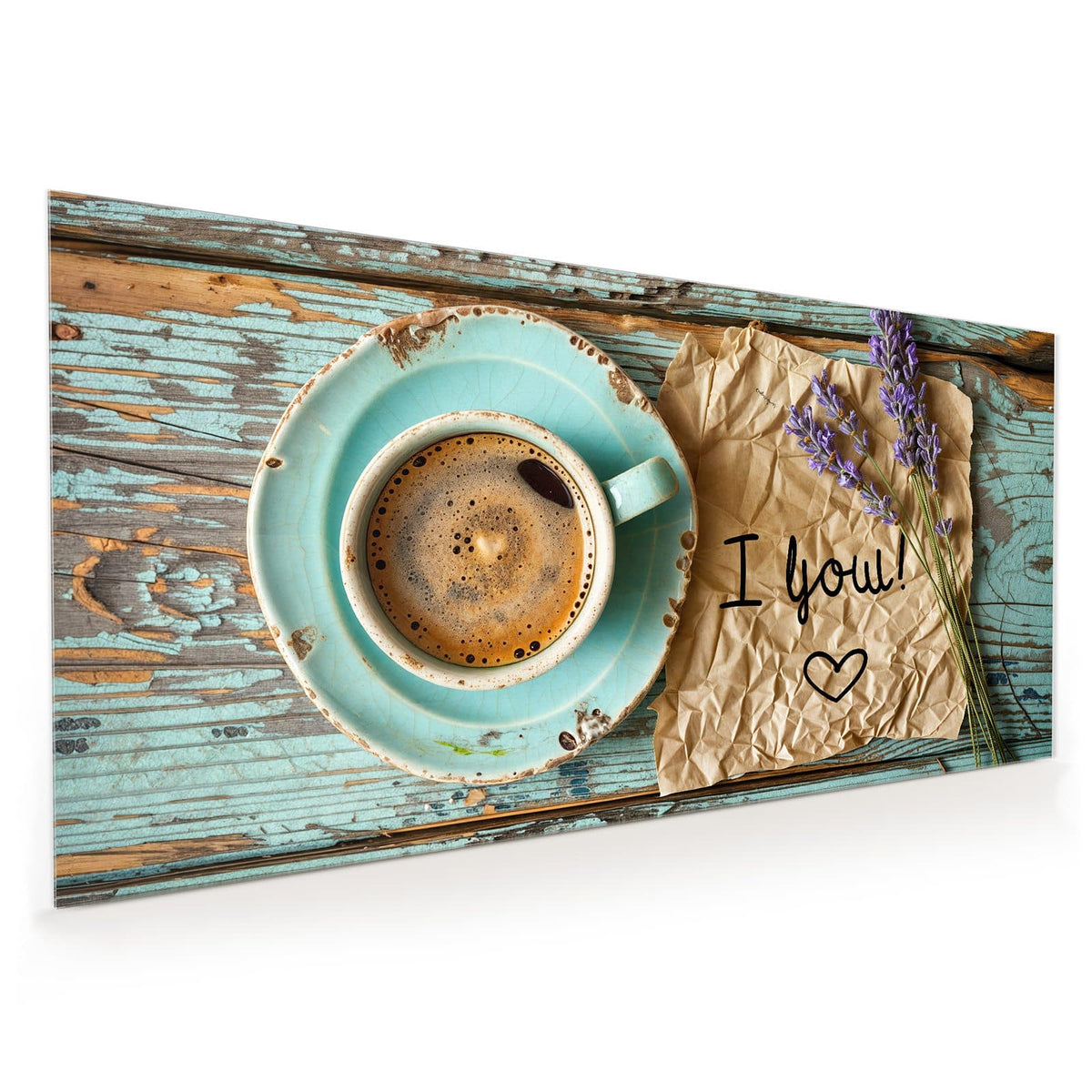 Küchenrückwand aus Glas im Hochformat: Türkise Tasse Kaffee neben Lavendelzweigen und einem Packpapier mit 'I love you'-Notiz auf blauem Holz
