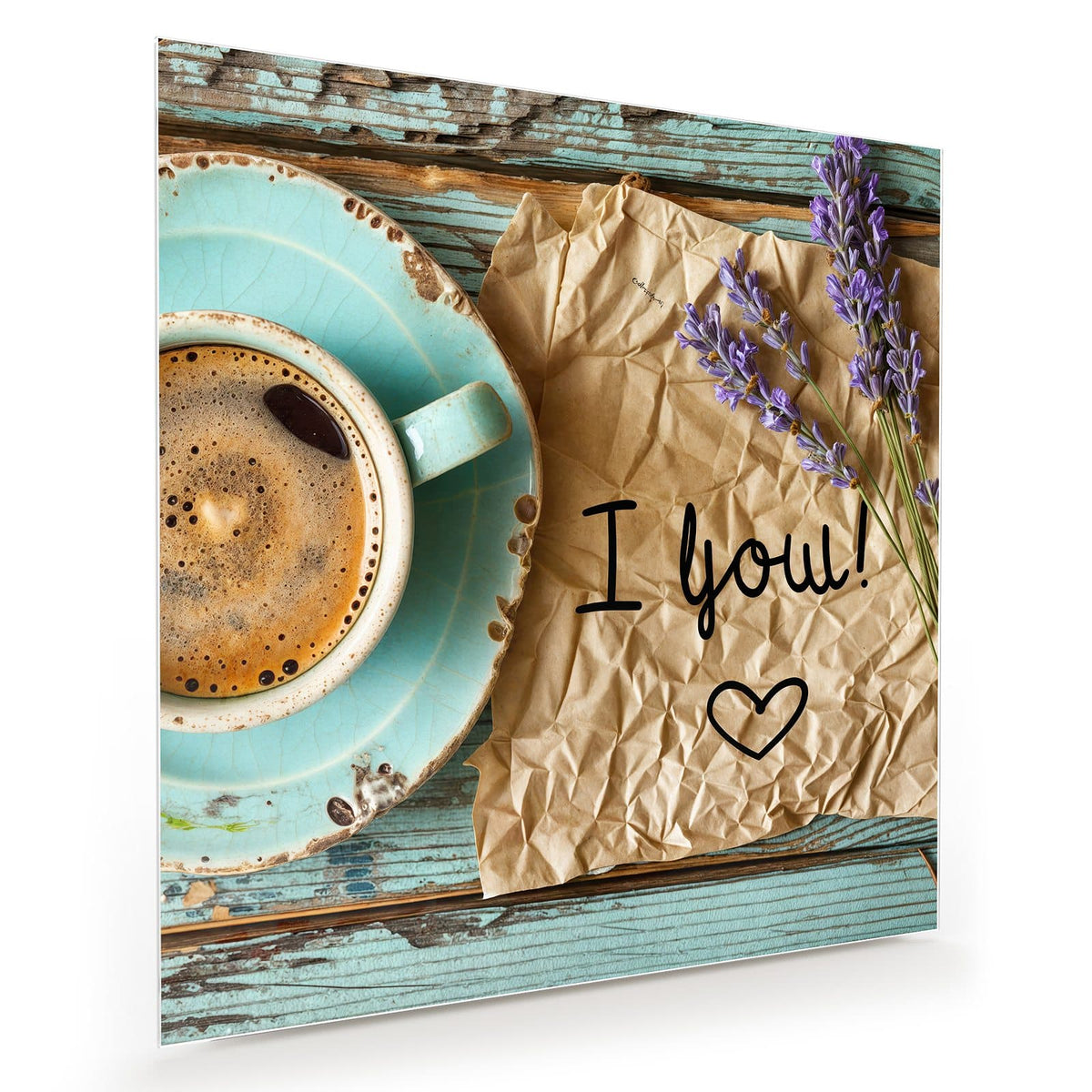 Türkise Tasse Kaffee neben Lavendelzweigen und einem Packpapier mit 'I love you'-Notiz auf blauem Holz