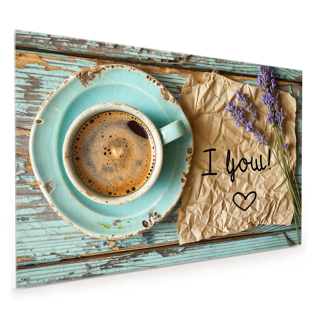 Küchenrückwand aus Glas im Hochformat: Türkise Tasse Kaffee neben Lavendelzweigen und einem Packpapier mit 'I love you'-Notiz auf blauem Holz