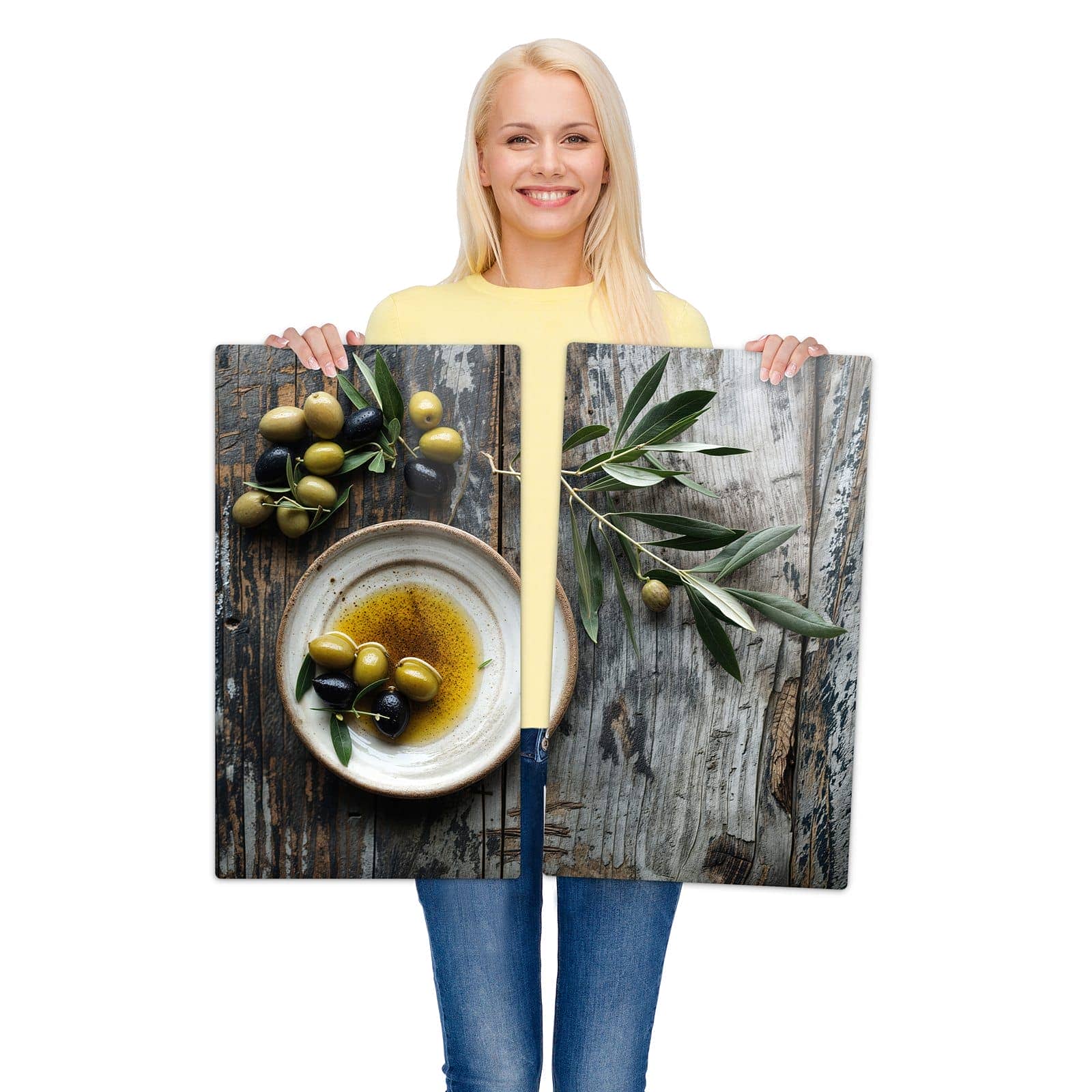 2-teilige Herd Glasplatte mit Oliven auf Teller-Motiv wird zur Größendarstellung gehalten