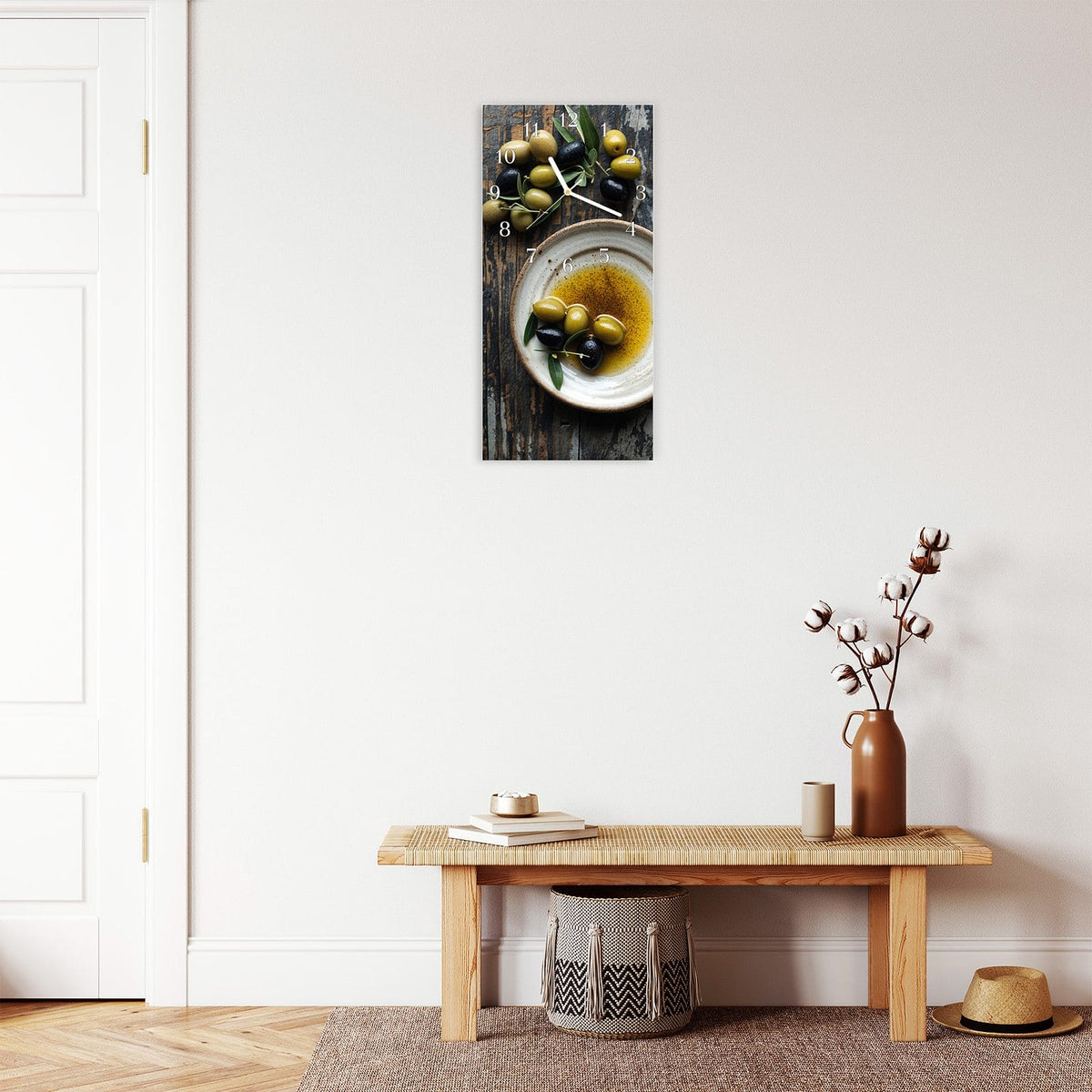 Moderne Wanduhr aus Glas mit Farbtiefe – Wanduhr Oliven auf Teller aus Glas – Hochformat 30 × 60 cm