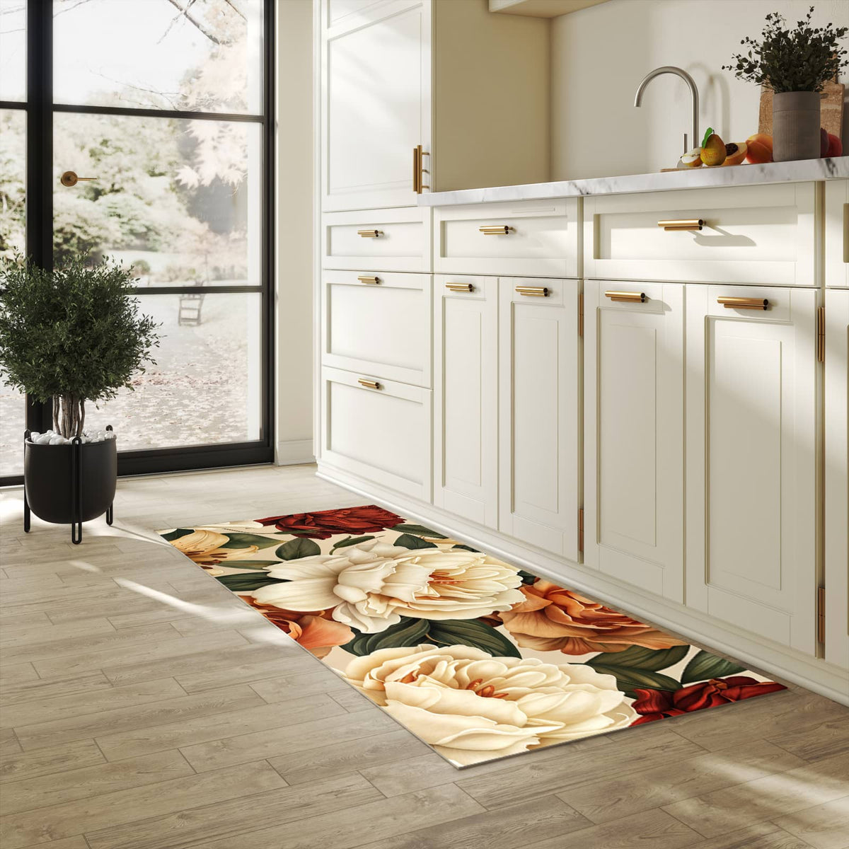 Langlebiger Bodenläufer mit Motiv Sanfte Blumenpracht in heller Küche