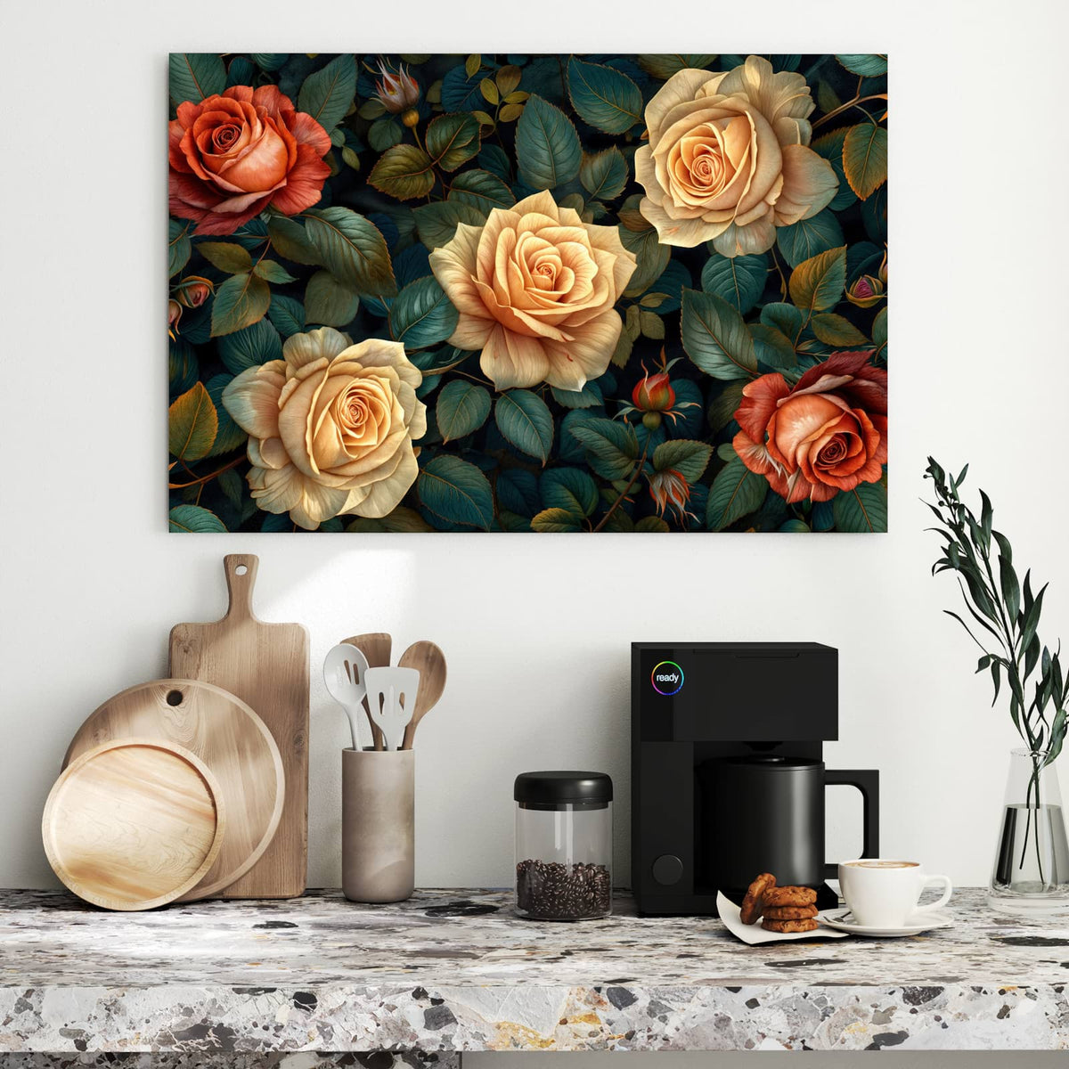 cremefarben-apricot Rosen zwischen dunkelgrün-blauen Blättern
