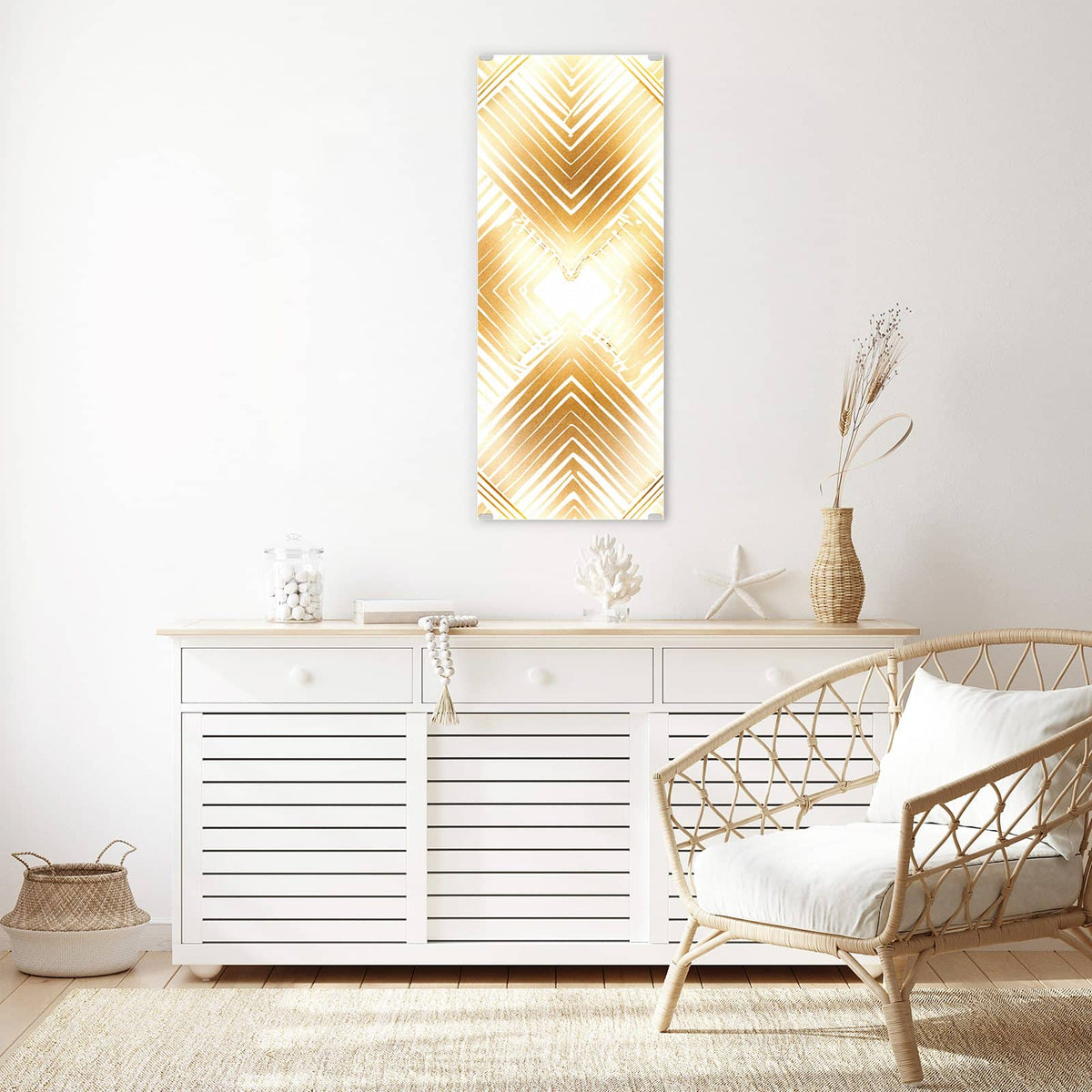 Gitter aus goldenen Rauten, jede aus verschachtelten Winkellinien, Art-déco-Anmutung auf Weiß