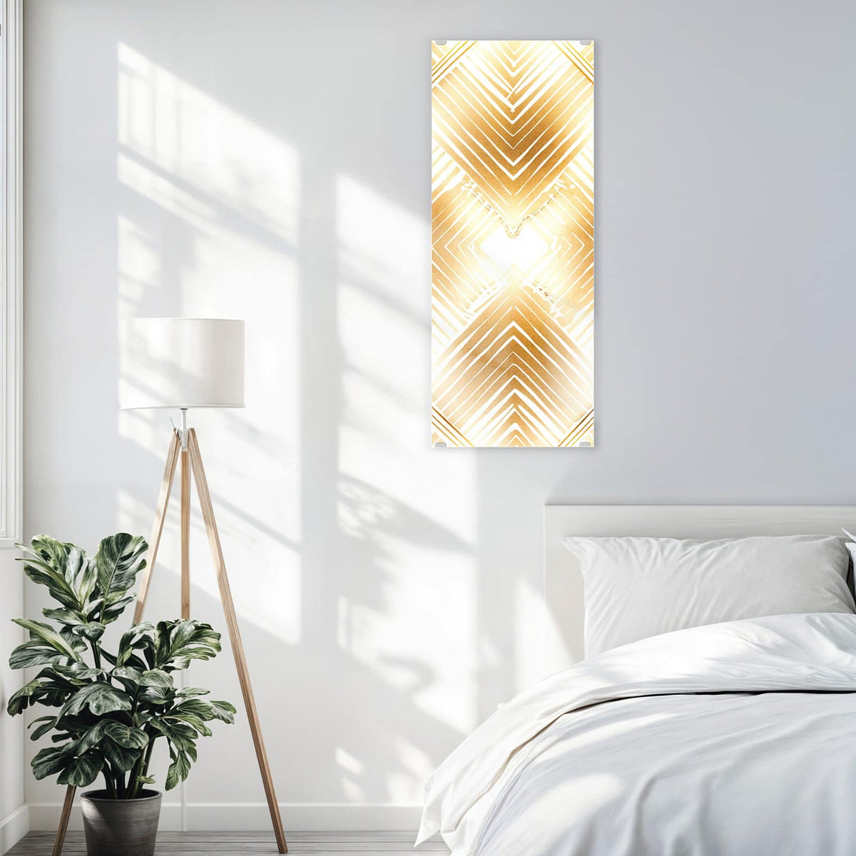 Glasbild Goldenes Rautenmuster an der Wand – Gitter aus goldenen Rauten, jede aus verschachtelten Winkellinien, Art-déco-Anmutung auf Weiß