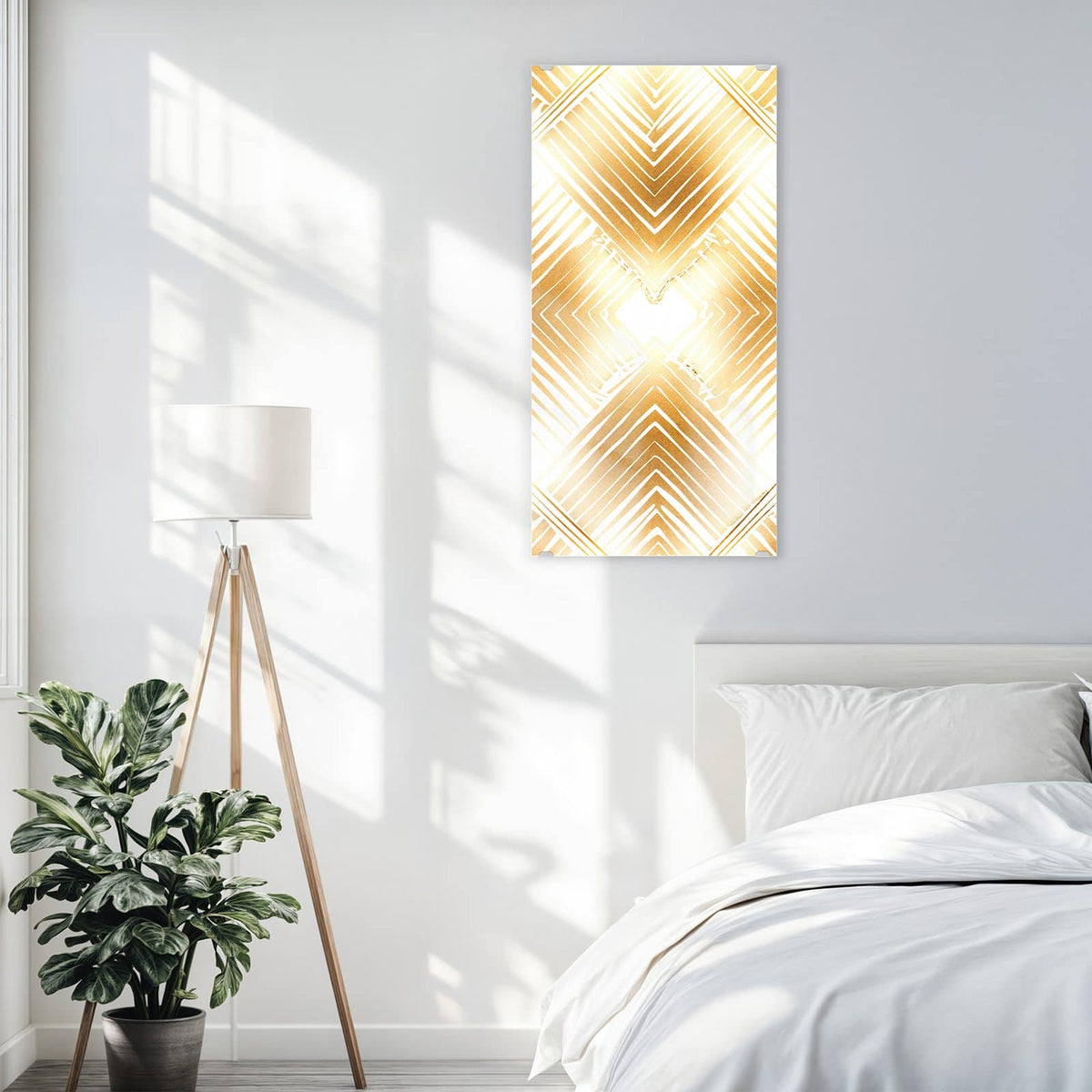 Glasbild Goldenes Rautenmuster an der Wand – Gitter aus goldenen Rauten, jede aus verschachtelten Winkellinien, Art-déco-Anmutung auf Weiß