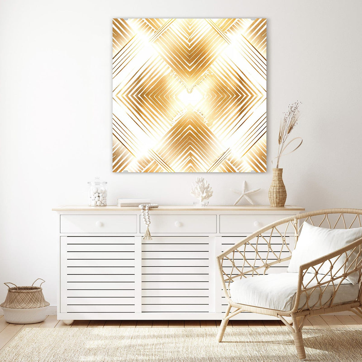 Glasbild Goldenes Rautenmuster an der Wand – Gitter aus goldenen Rauten, jede aus verschachtelten Winkellinien, Art-déco-Anmutung auf Weiß