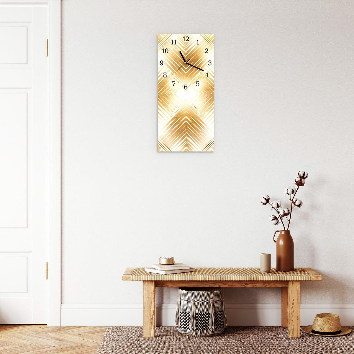 Moderne Wanduhr aus Glas mit Farbtiefe – Wanduhr Goldenes Dreiecksmuster aus Glas – Hochformat 30 × 60 cm