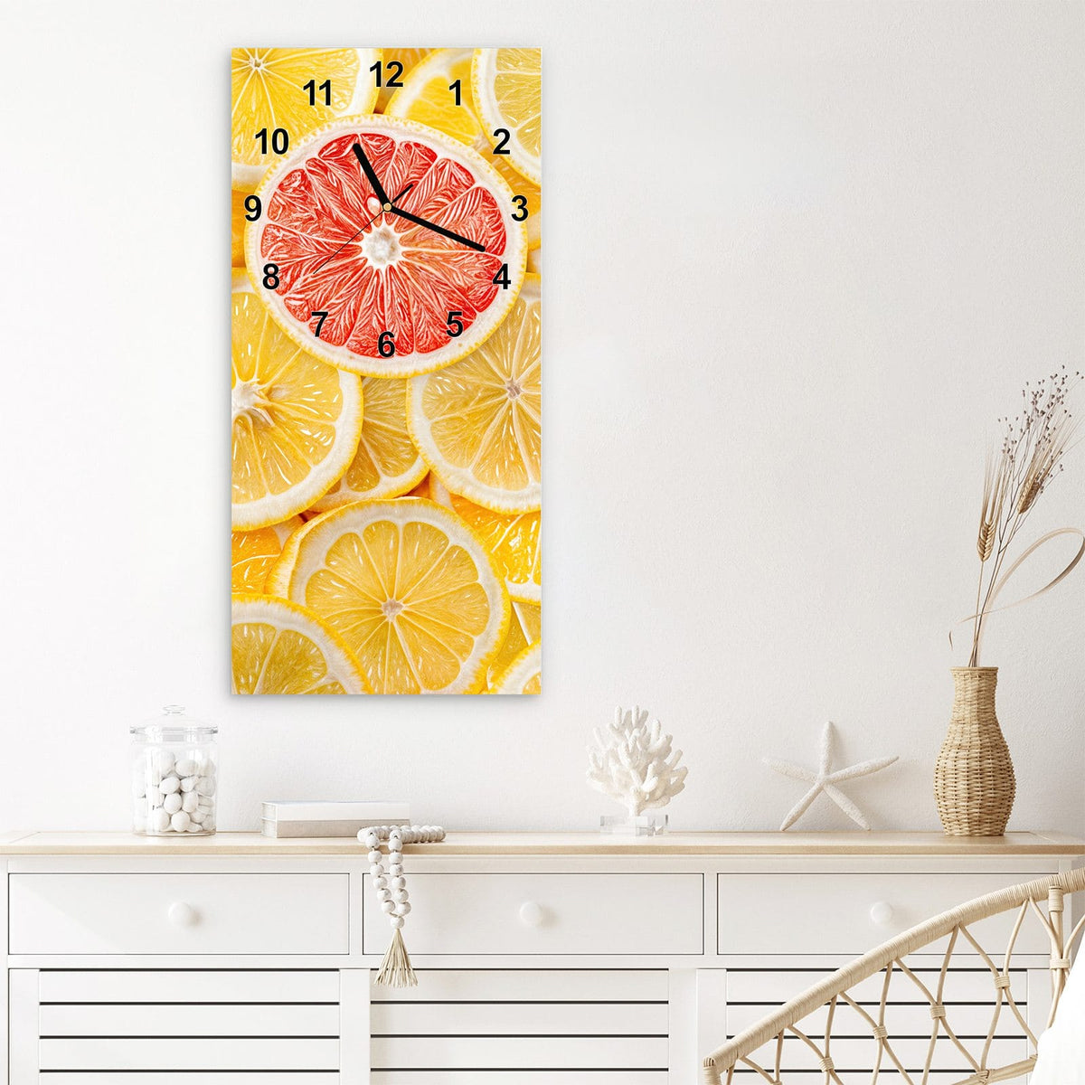 Wanduhr aus Glas im Hochformat Zitrusscheiben mit Ziffernblatt Modern über einem weißen Sideboard