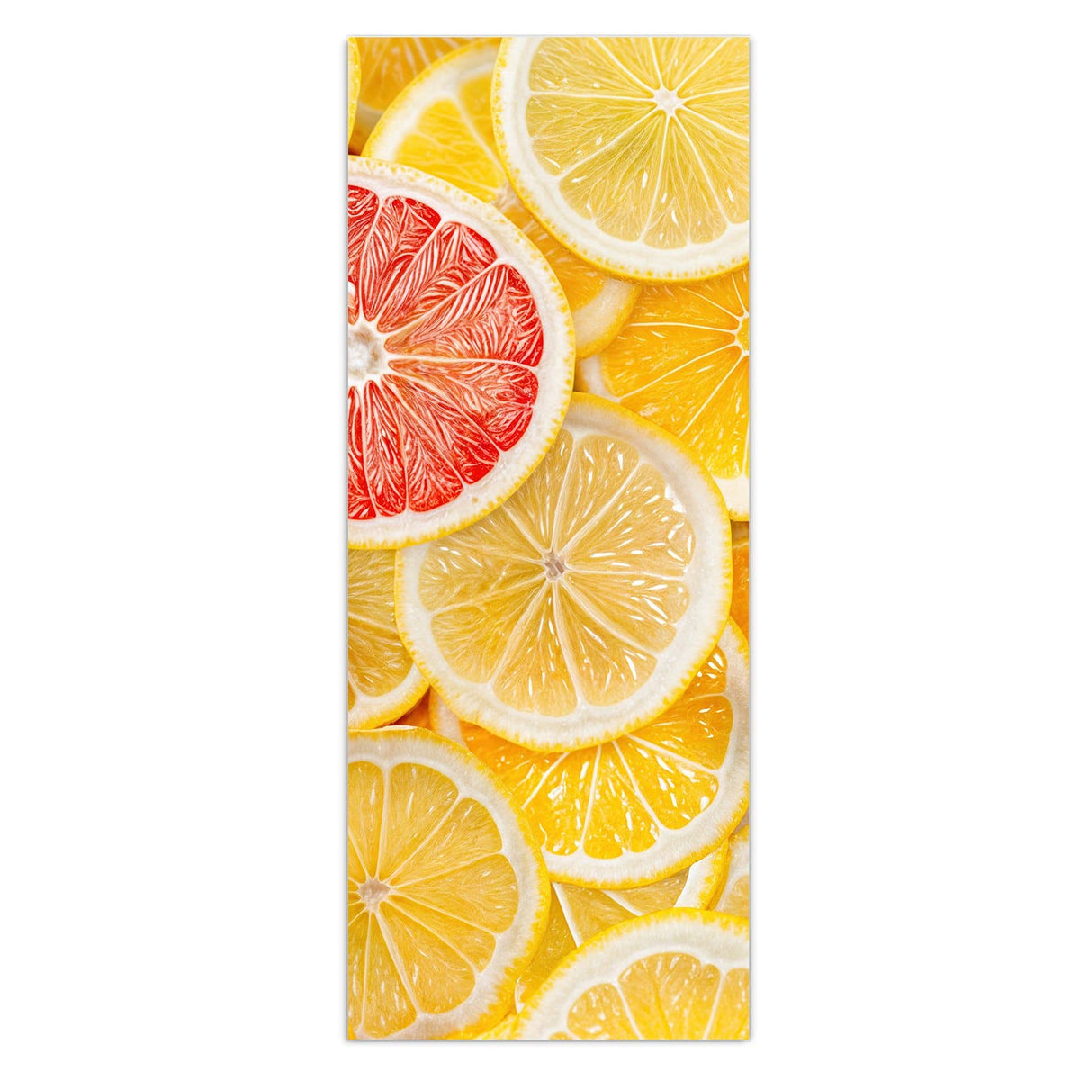 Flächenfüllend gelbe und orange Zitrusscheiben, in der oberen Bildmitte eine einzelne rote Grapefruitscheibe