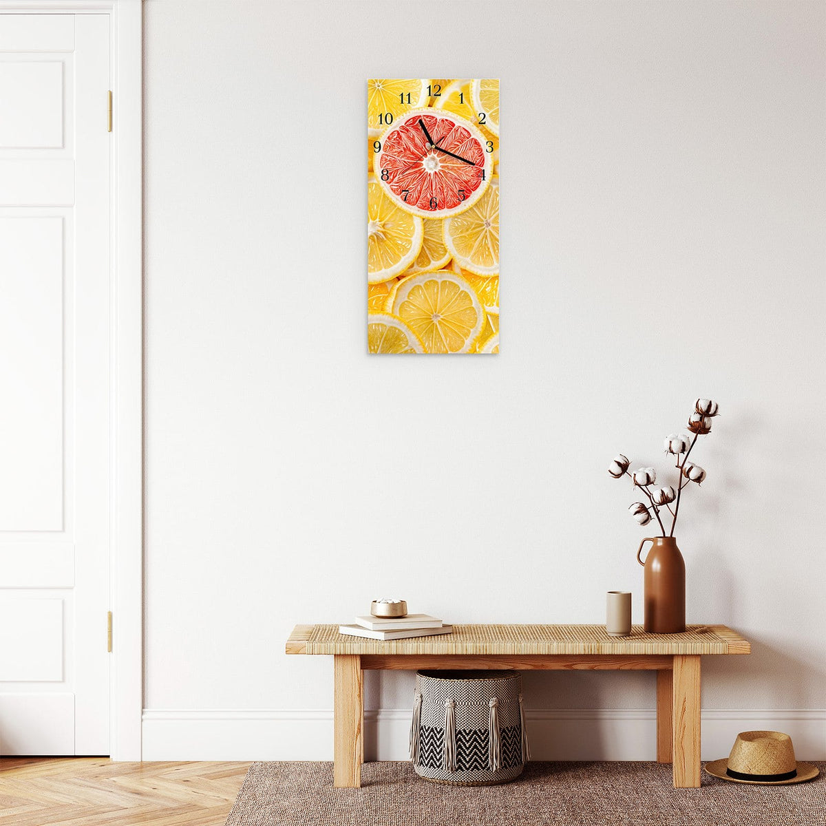 Flächenfüllend gelbe und orange Zitrusscheiben, in der oberen Bildmitte eine einzelne rote Grapefruitscheibe