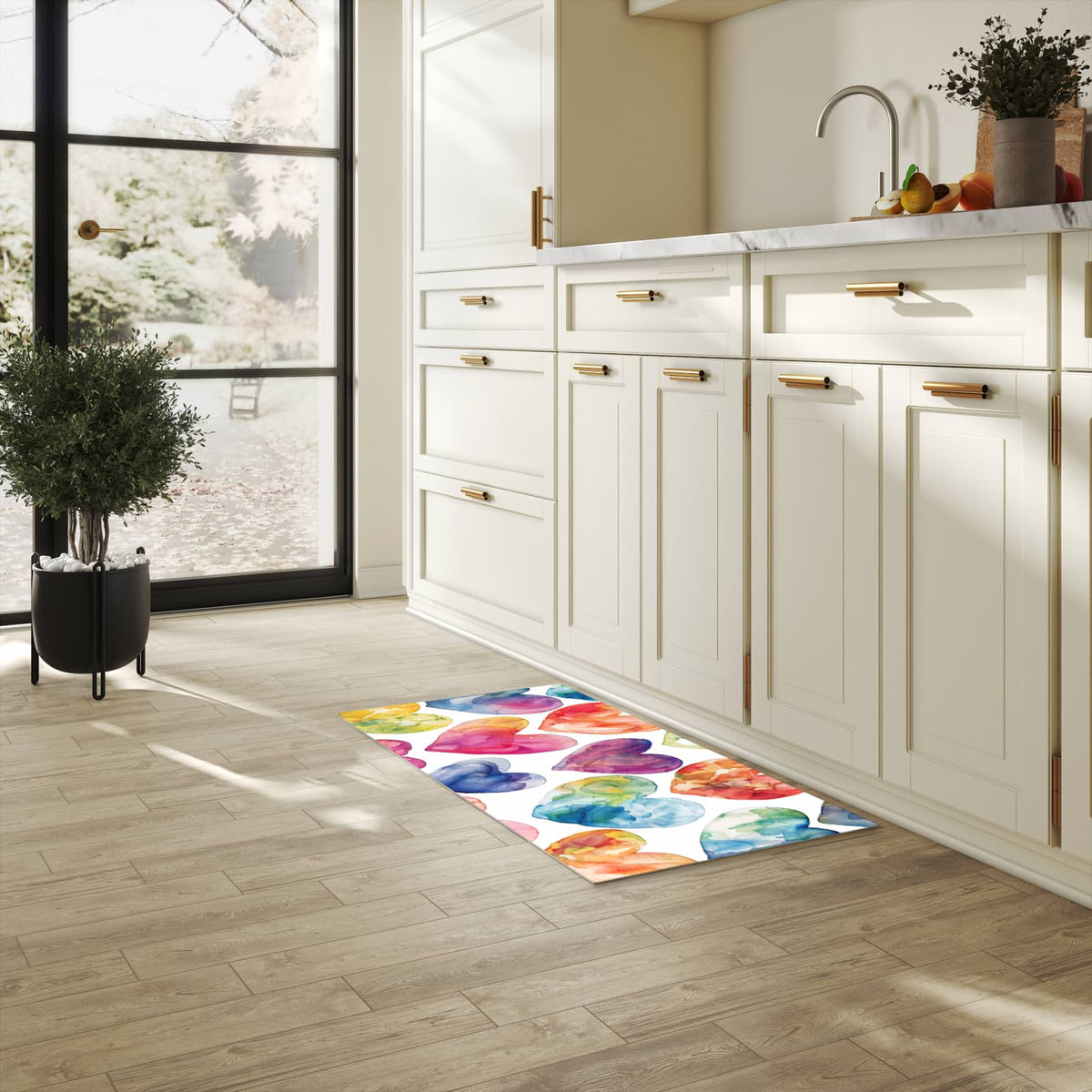 Langlebiger Küchenteppich mit Motiv Aquarellherzen in heller Küche