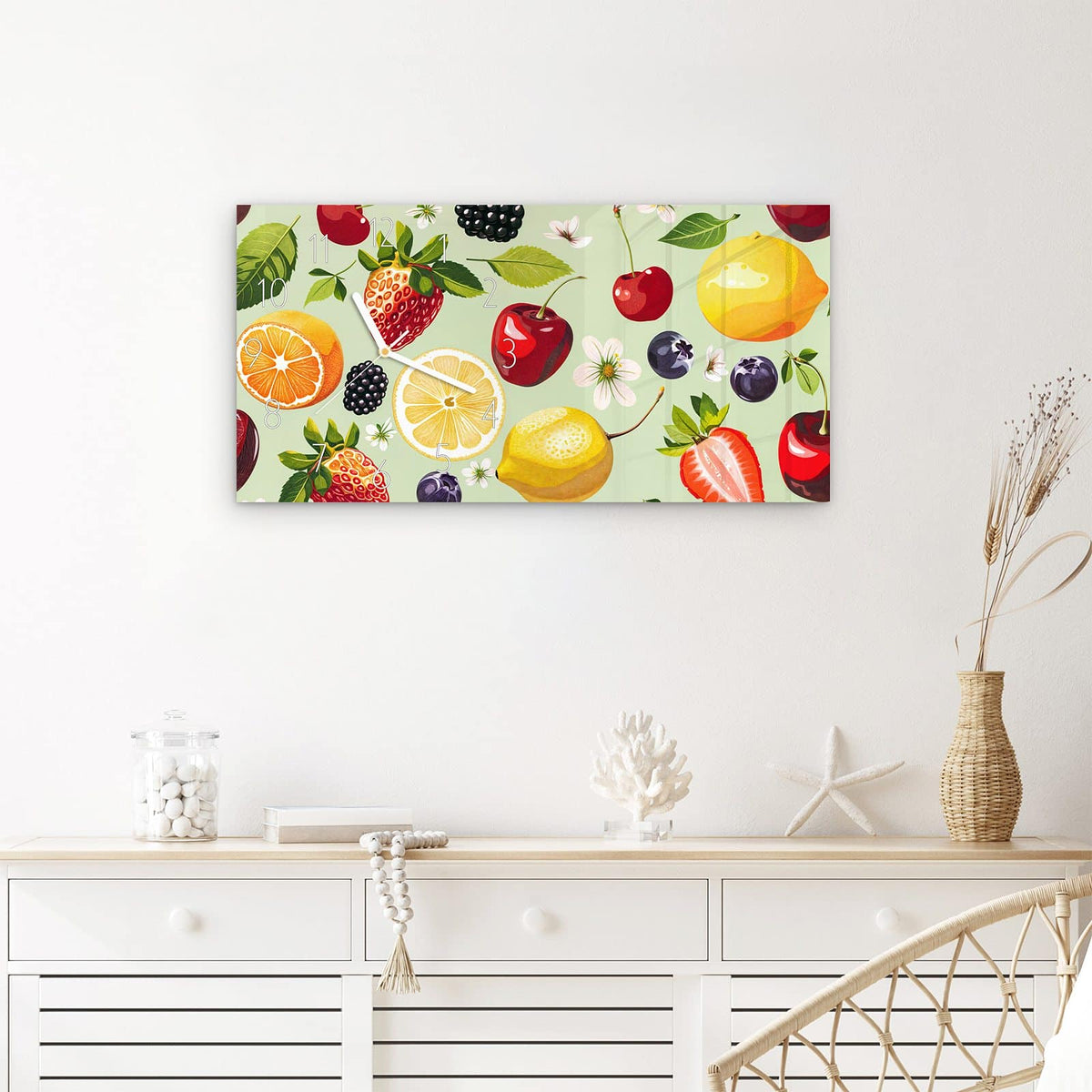 Wanduhr Fruchtmix aus Glas – Querformat 60 × 30 cm – Beeren und Zitrusfrüchte auf Pastellgrün