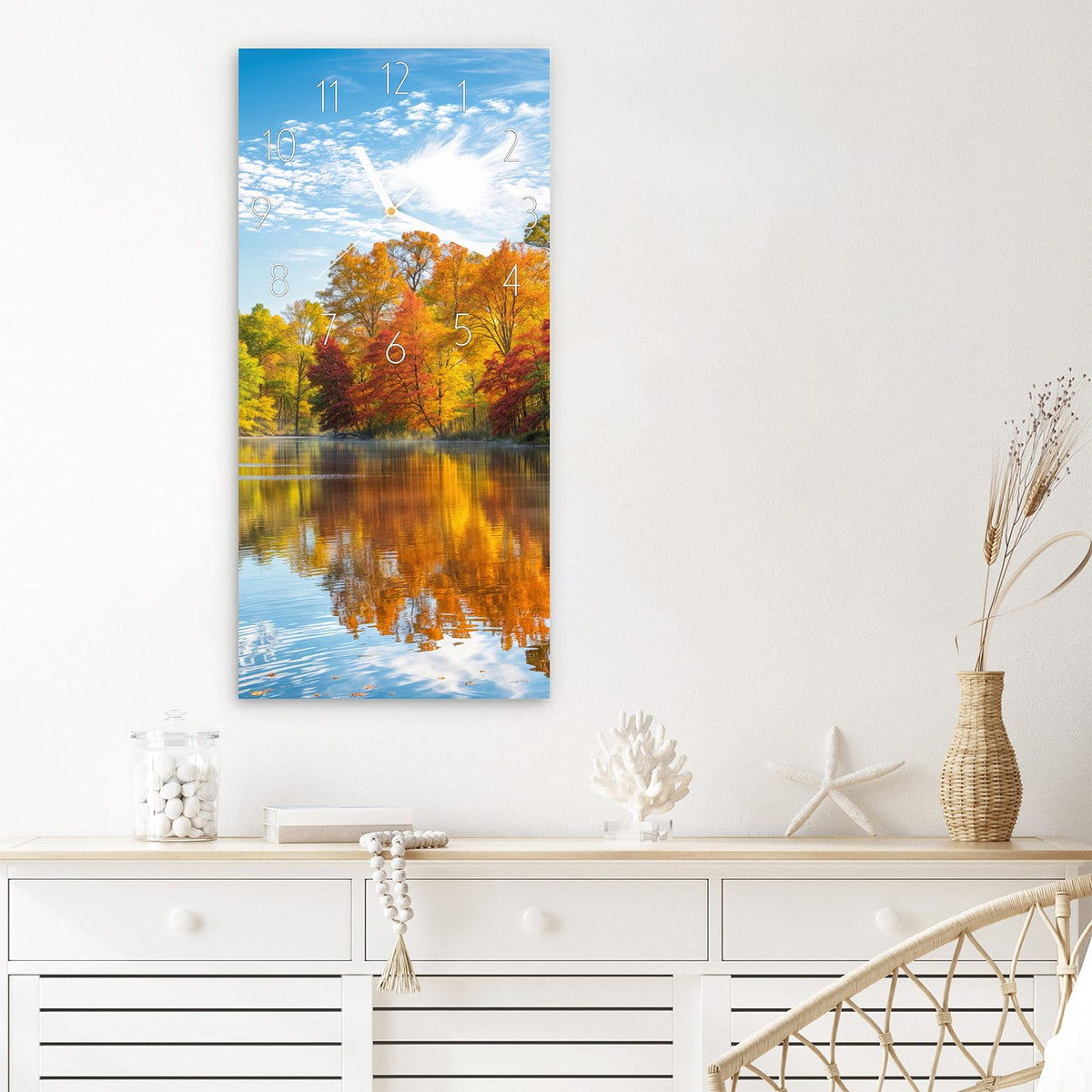 Wanduhr Herbstlicher See aus Glas – Buntes Herbstlaub spiegelt sich im See