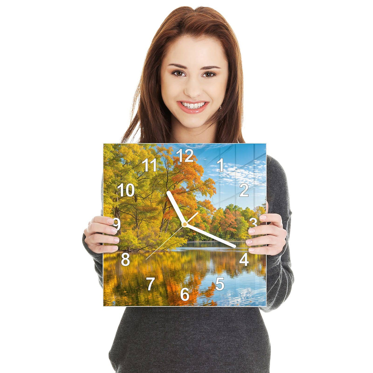 Quadratische Wanduhr aus Glas Spiegelung im Herbstsee in zwei Händen gehalten – Größenvergleich, 30 × 30 cm