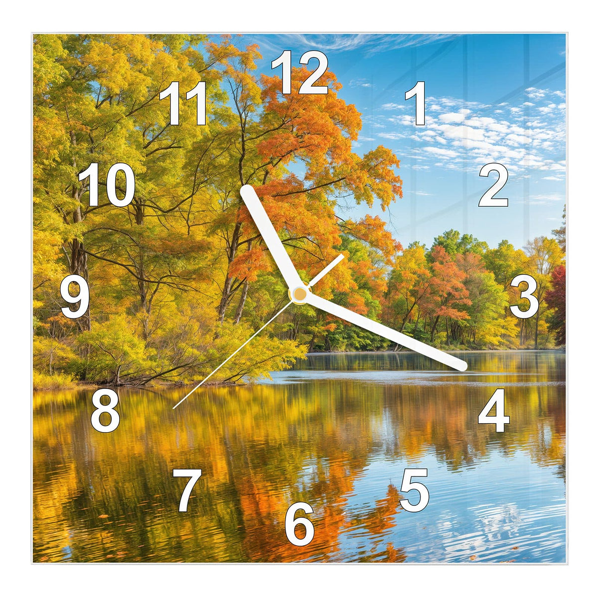 Wanduhr aus Glas, Ziffernblatt Modern mit Motiv Spiegelung im Herbstsee: Bunt gefärbte Laubbäume am Seeufer, klar gespiegelt im ruhigen Wasser, blauer Himmel #ziffernblatt_Modern