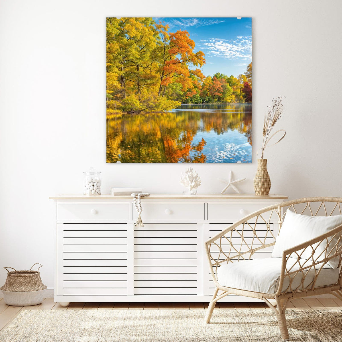 Glasbild Spiegelung im Herbstsee an der Wand – Bunt gefärbte Laubbäume am Seeufer, klar gespiegelt im ruhigen Wasser, blauer Himmel