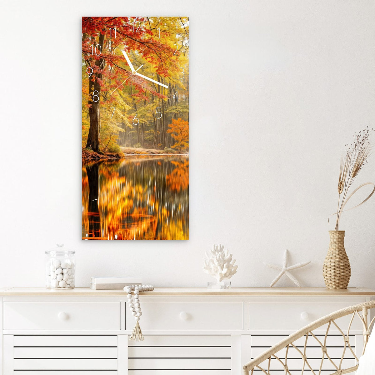 Wanduhr Herbstwald am See aus Glas – Leuchtendes Laub über stillem Wasser