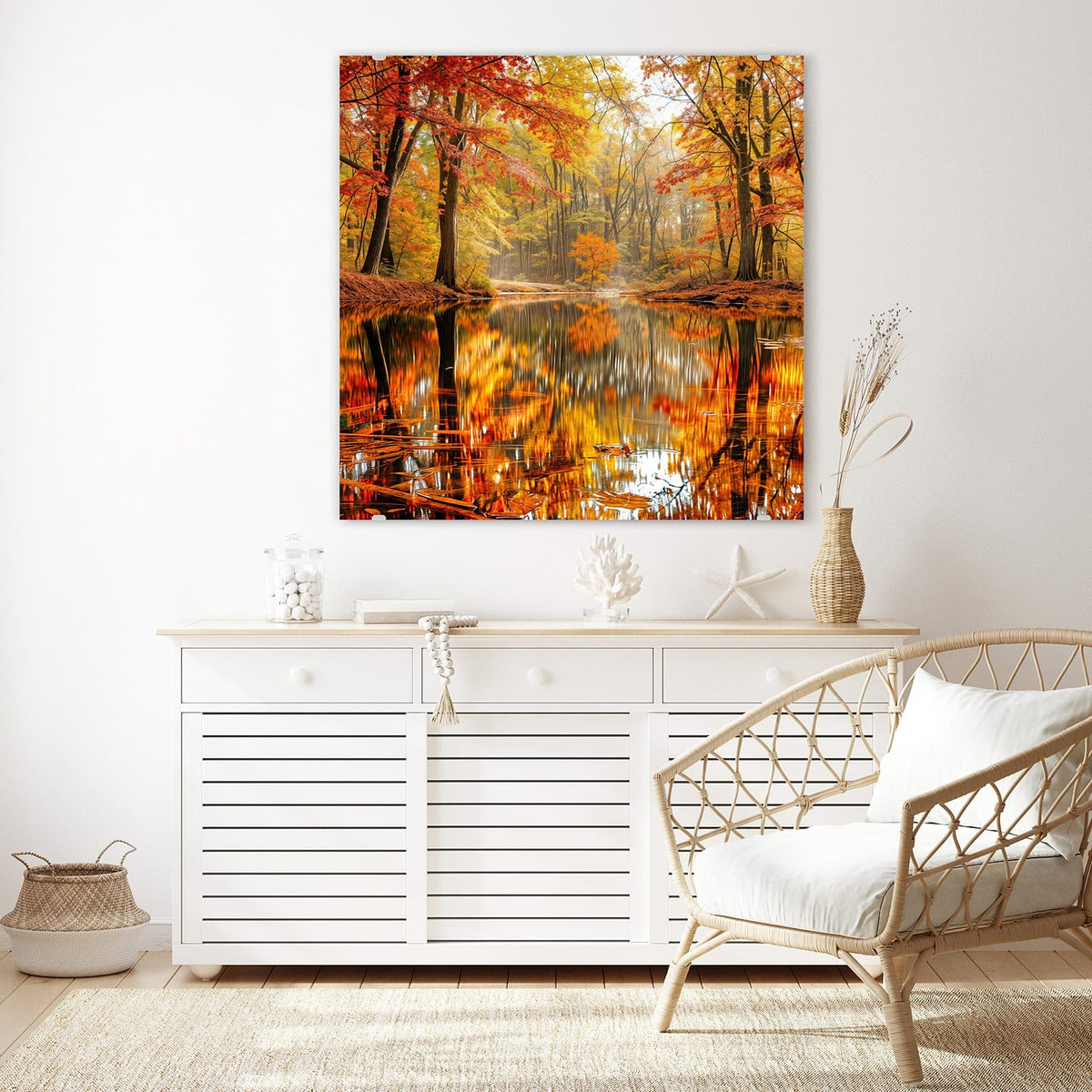 Glasbild Herbstwald am See an der Wand – Rot-goldener Herbstwald spiegelt sich in einem stillen Weiher