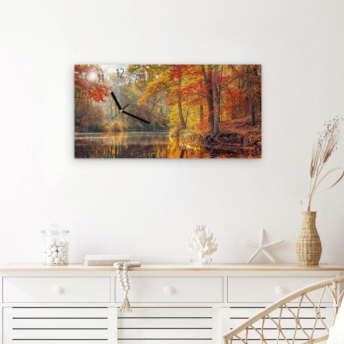 Wanduhr Herbstwald See aus Glas – Querformat 60 × 30 cm – Goldenes Licht über buntem Uferwald