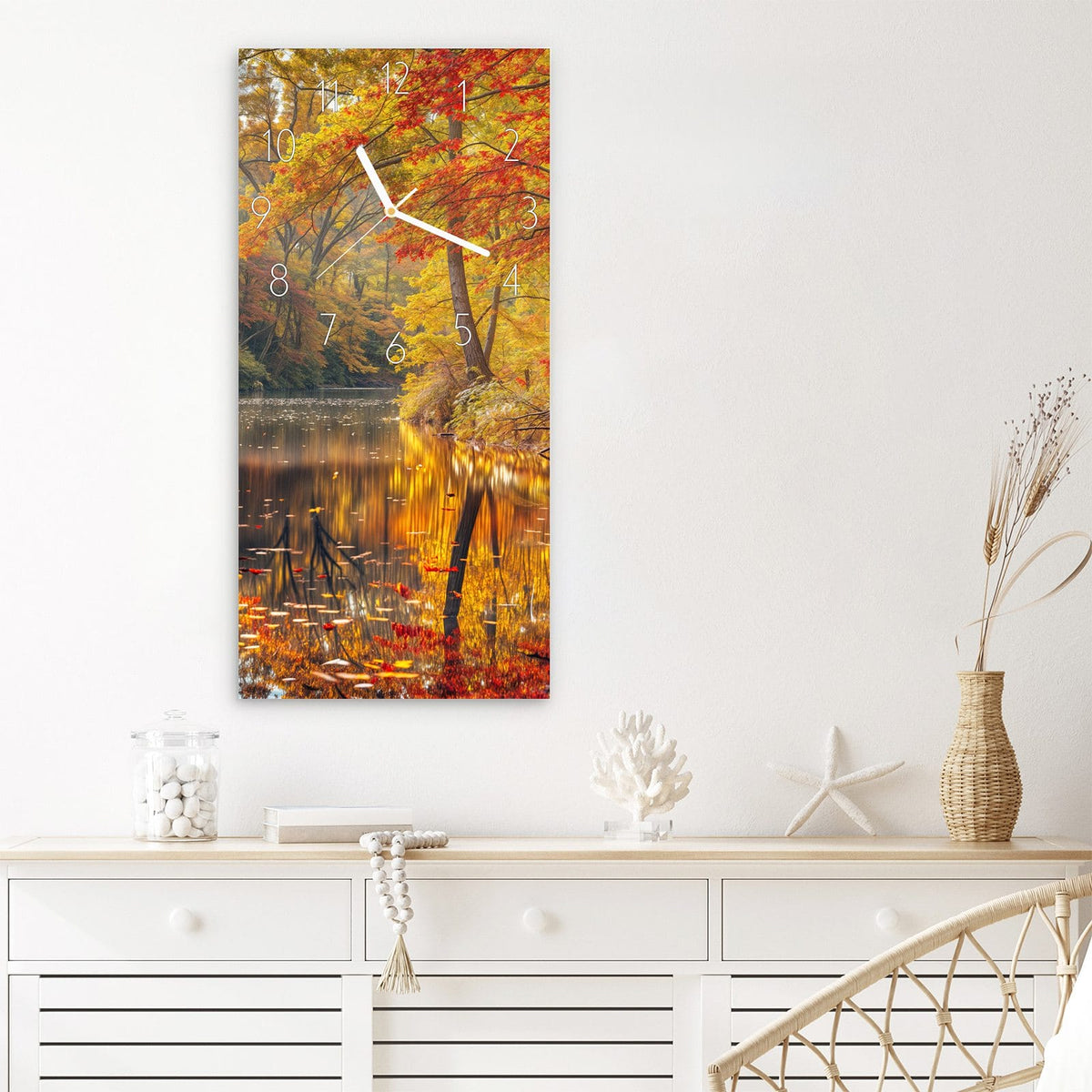 Wanduhr Herbstwald See aus Glas – Goldenes Licht über buntem Uferwald