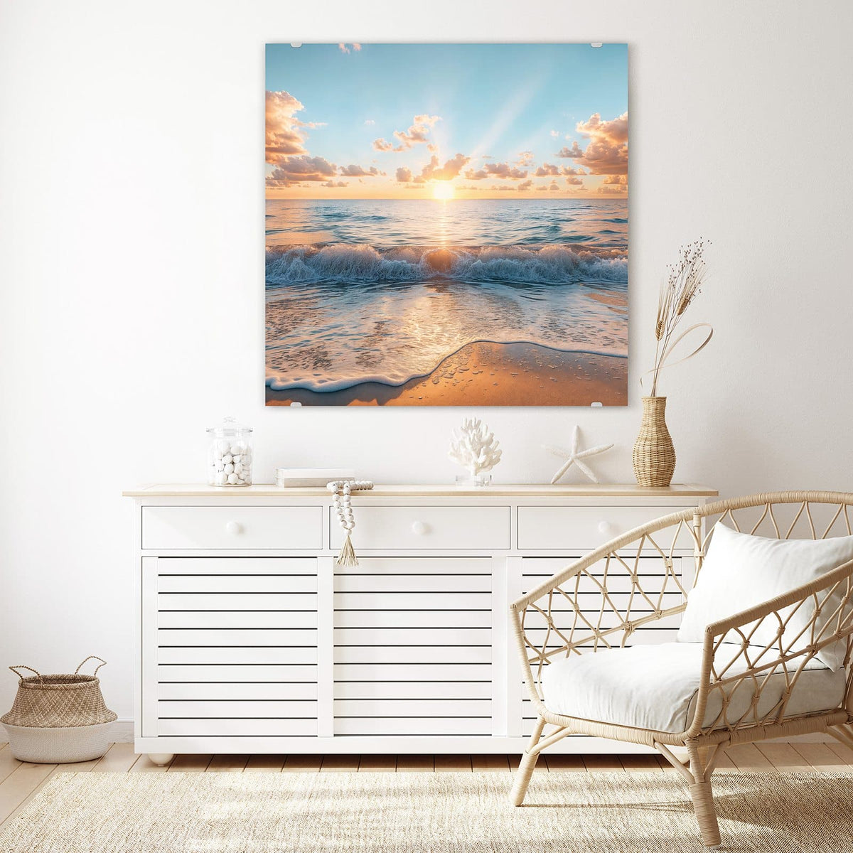 Glasbild Sonne über der Brandung an der Wand – Kleine helle Sonne knapp über dem Horizont, davor brechende Wellen und Schaumsaum auf Sand