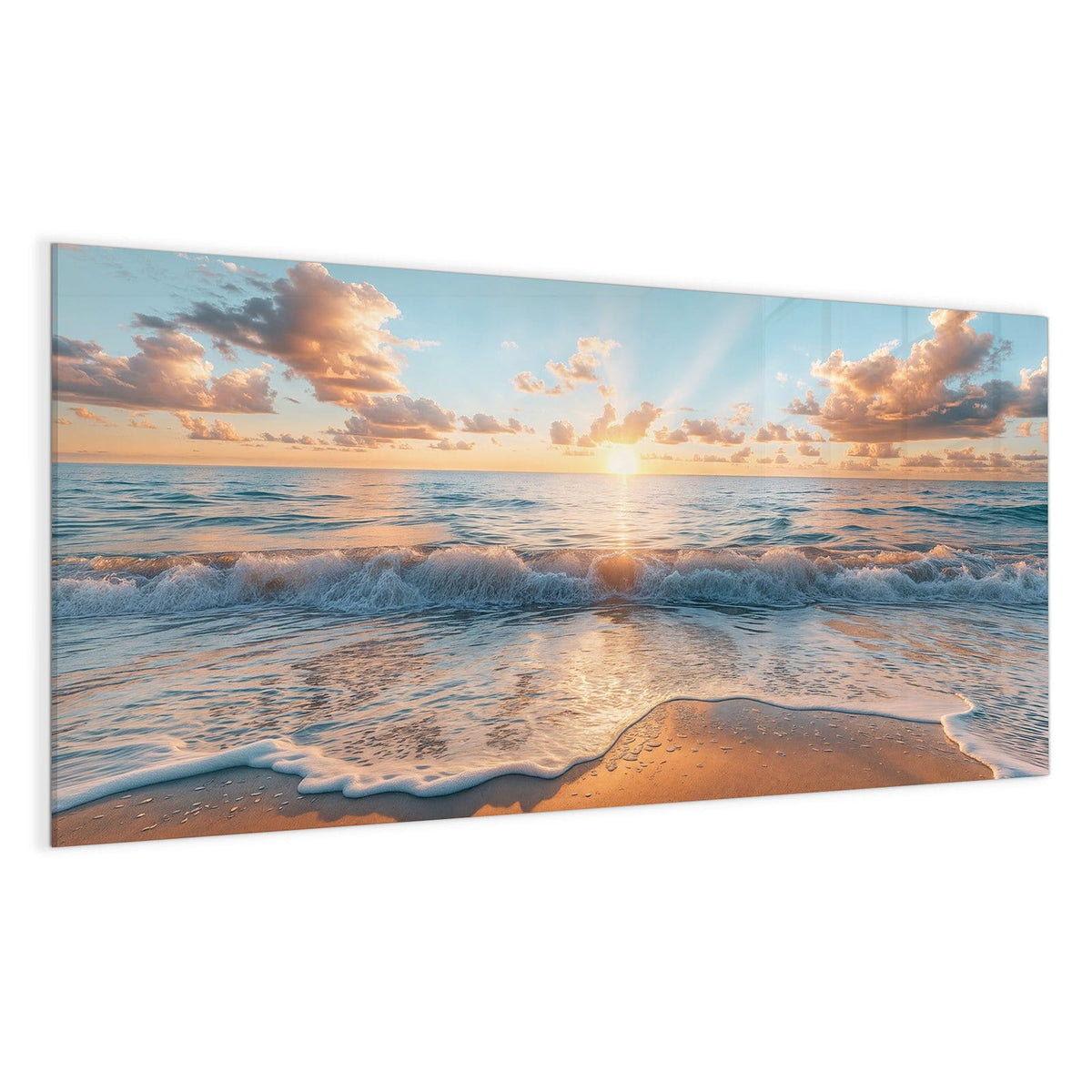 Kleine helle Sonne knapp über dem Horizont, davor brechende Wellen und Schaumsaum auf Sand