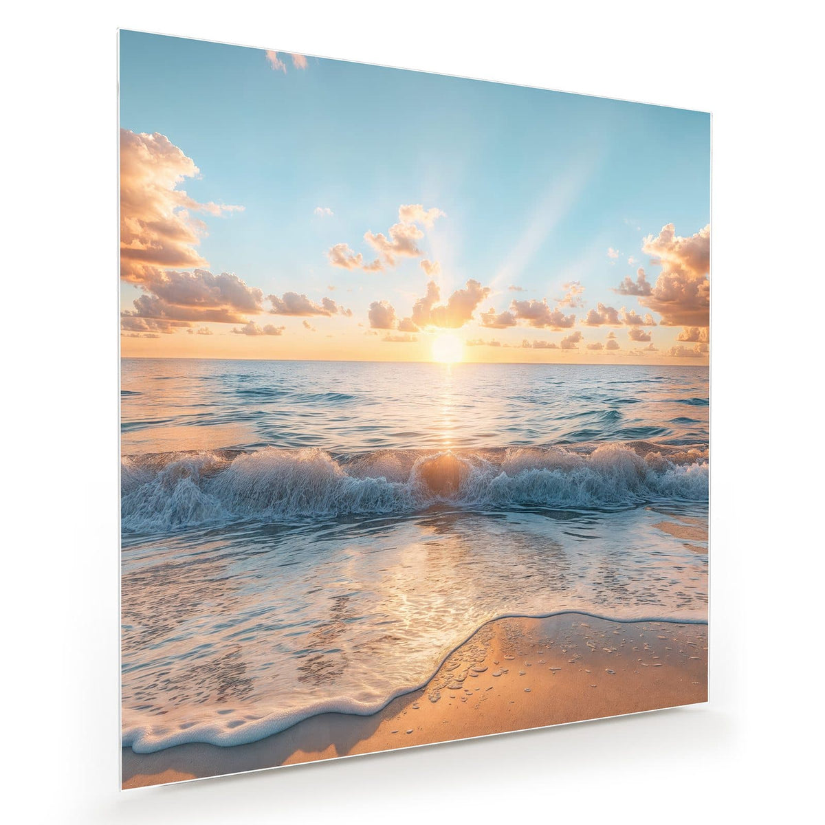 Kleine helle Sonne knapp über dem Horizont, davor brechende Wellen und Schaumsaum auf Sand