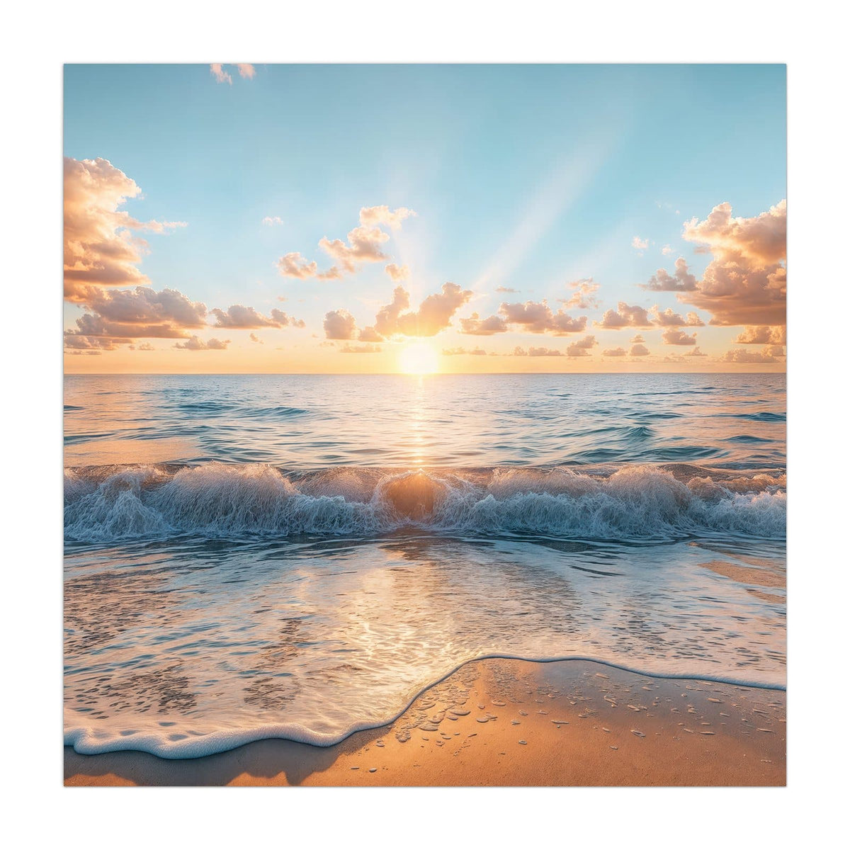 Kleine helle Sonne knapp über dem Horizont, davor brechende Wellen und Schaumsaum auf Sand