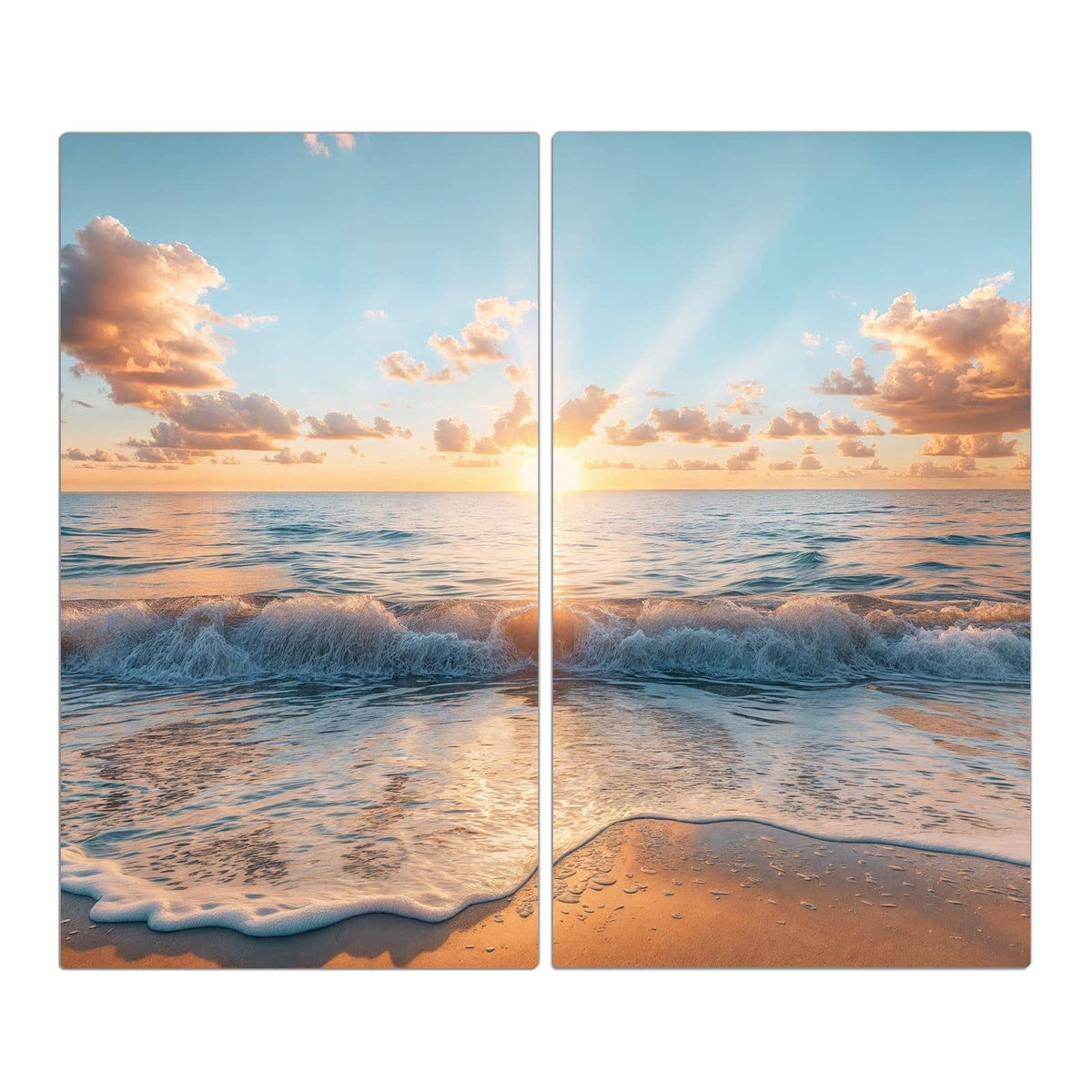 Kleine helle Sonne knapp über dem Horizont, davor brechende Wellen und Schaumsaum auf Sand