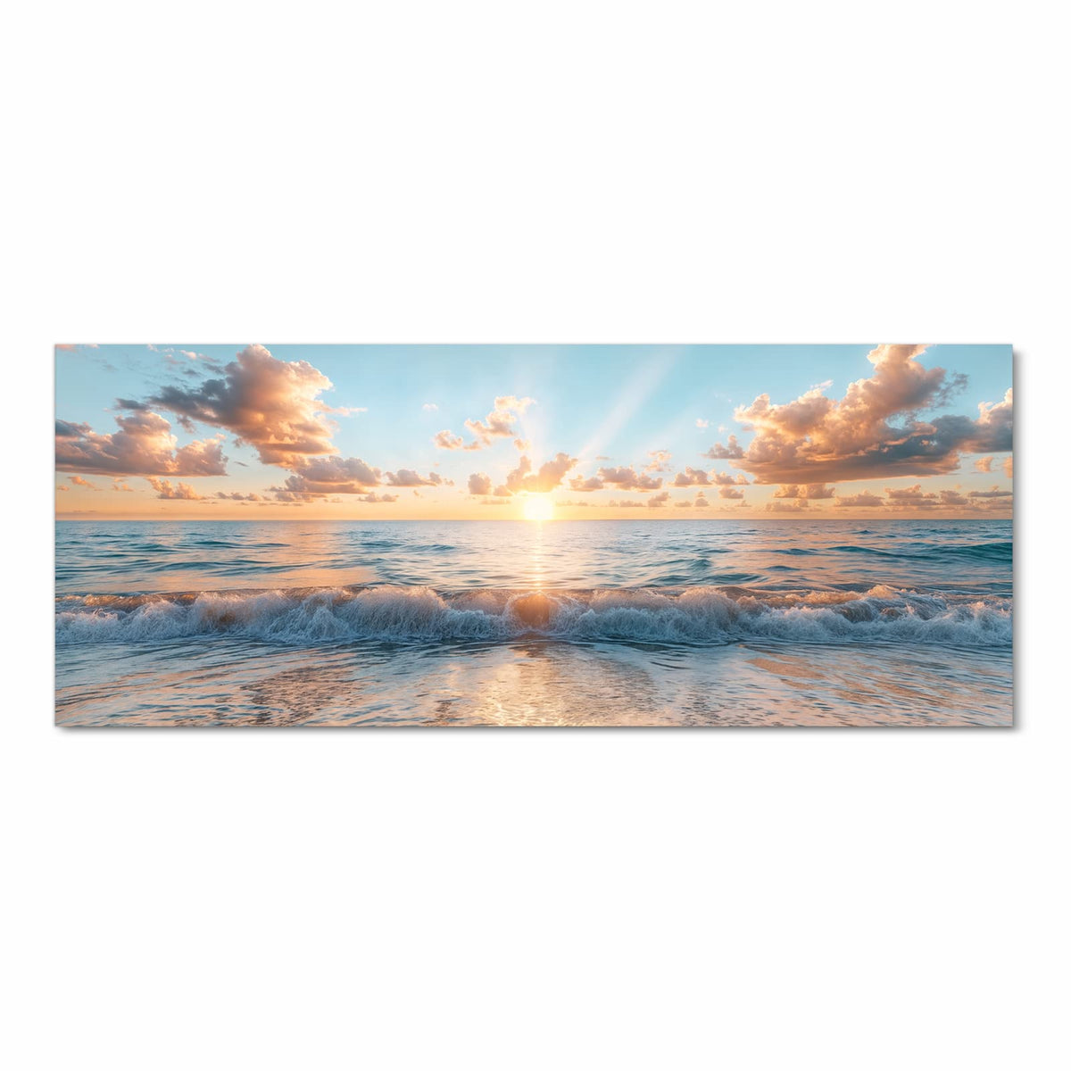Kleine helle Sonne knapp über dem Horizont, davor brechende Wellen und Schaumsaum auf Sand