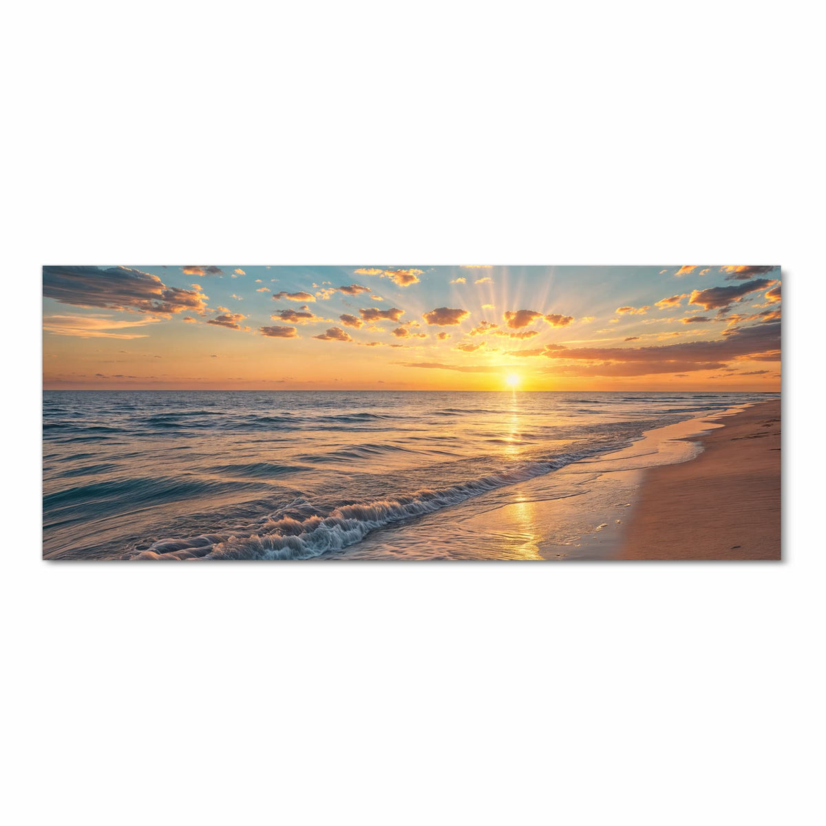 Tiefstehende Sonne mit kräftigen Strahlen über dem Meer, diagonal davor goldener nasser Sandstrand