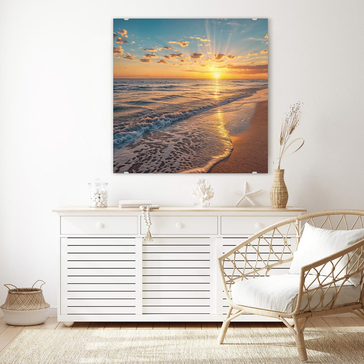 Glasbild Abendsonne am Strand an der Wand – Tiefstehende Sonne mit kräftigen Strahlen über dem Meer, diagonal davor goldener nasser Sandstrand