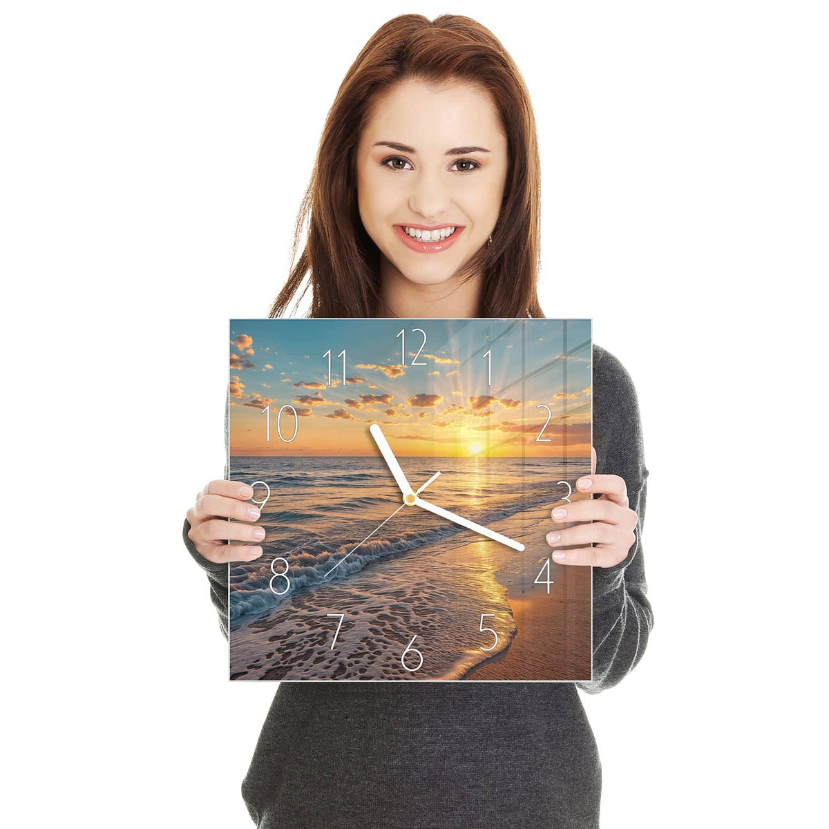 Tiefstehende Sonne mit kräftigen Strahlen über dem Meer, diagonal davor goldener nasser Sandstrand