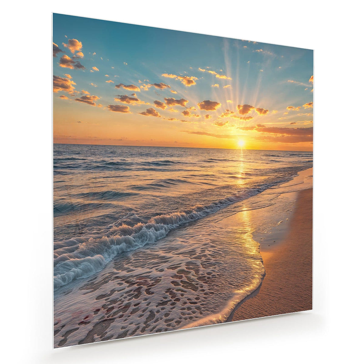 Tiefstehende Sonne mit kräftigen Strahlen über dem Meer, diagonal davor goldener nasser Sandstrand