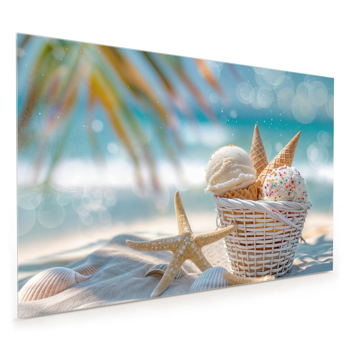 Küchenrückwand aus Glas im Hochformat mit Motiv Eiskugeln am Strand: Zwei Eiskugeln mit Waffeln in einem weißen Körbchen im Sand, Seestern und Muscheln