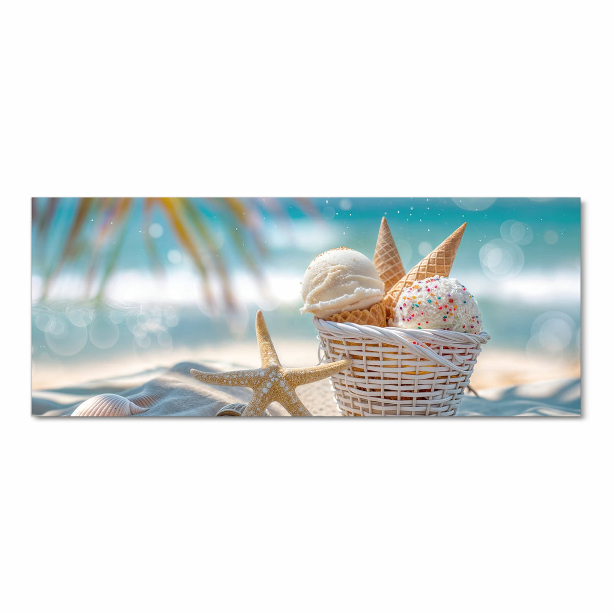 Zwei Eiskugeln mit Waffeln in einem weißen Körbchen im Sand, Seestern und Muscheln, unscharfe Palmwedel