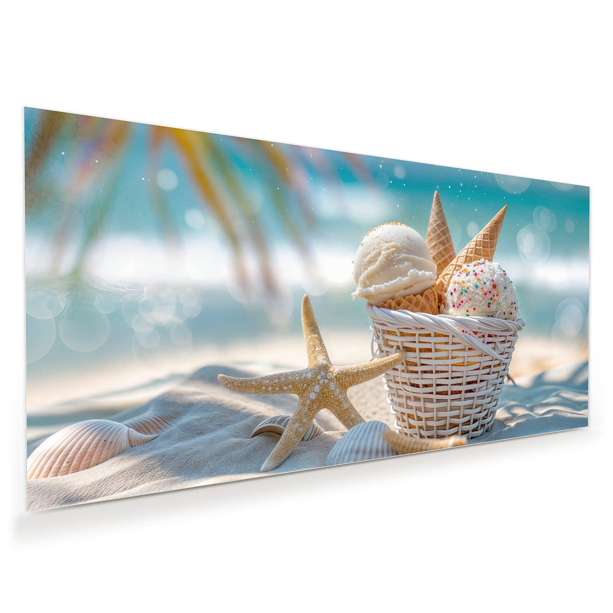 Zwei Eiskugeln mit Waffeln in einem weißen Körbchen im Sand, Seestern und Muscheln, unscharfe Palmwedel
